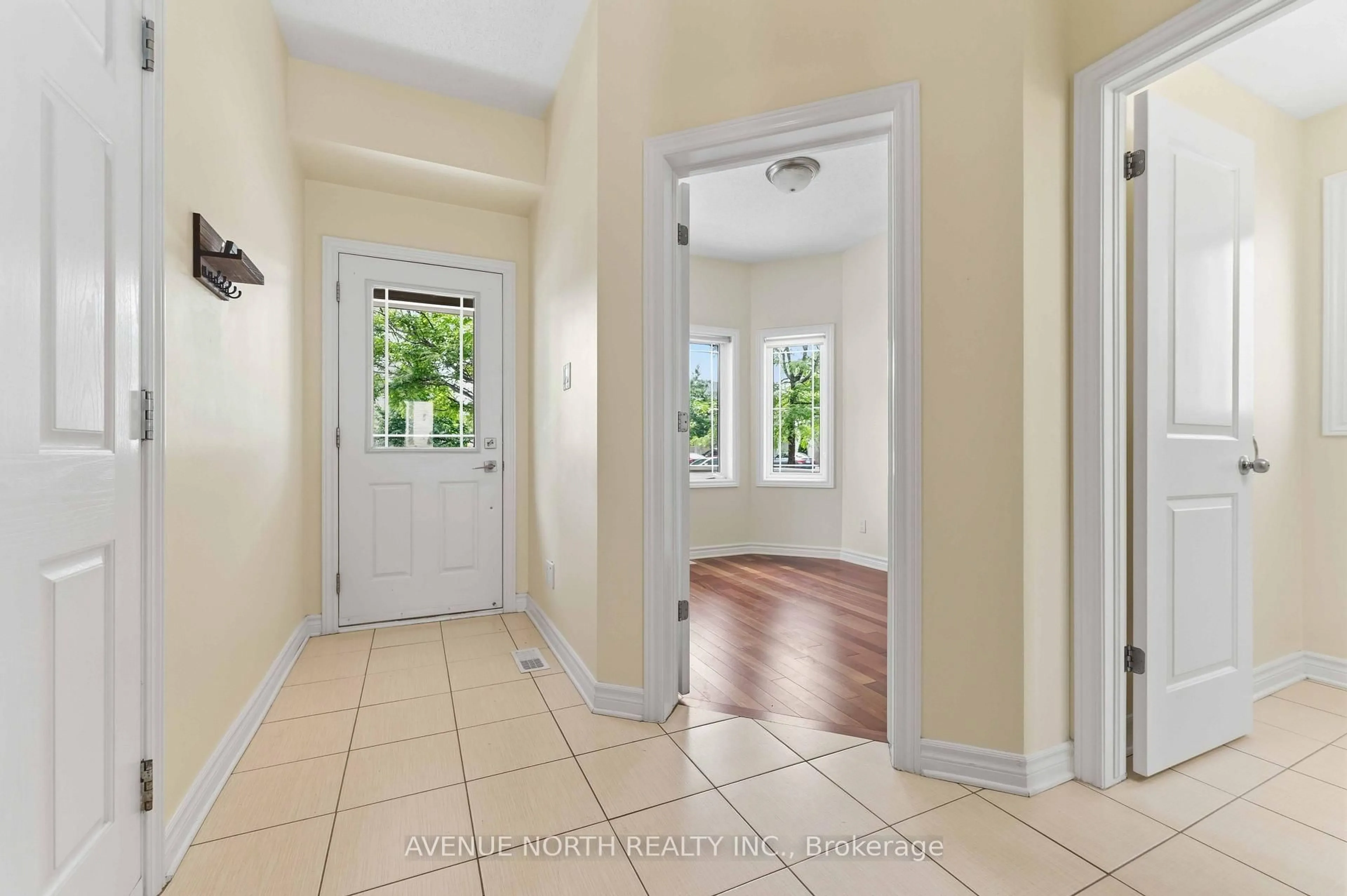 Indoor entryway for 616 Paul Metivier Dr, Ottawa Ontario K2J 0X9