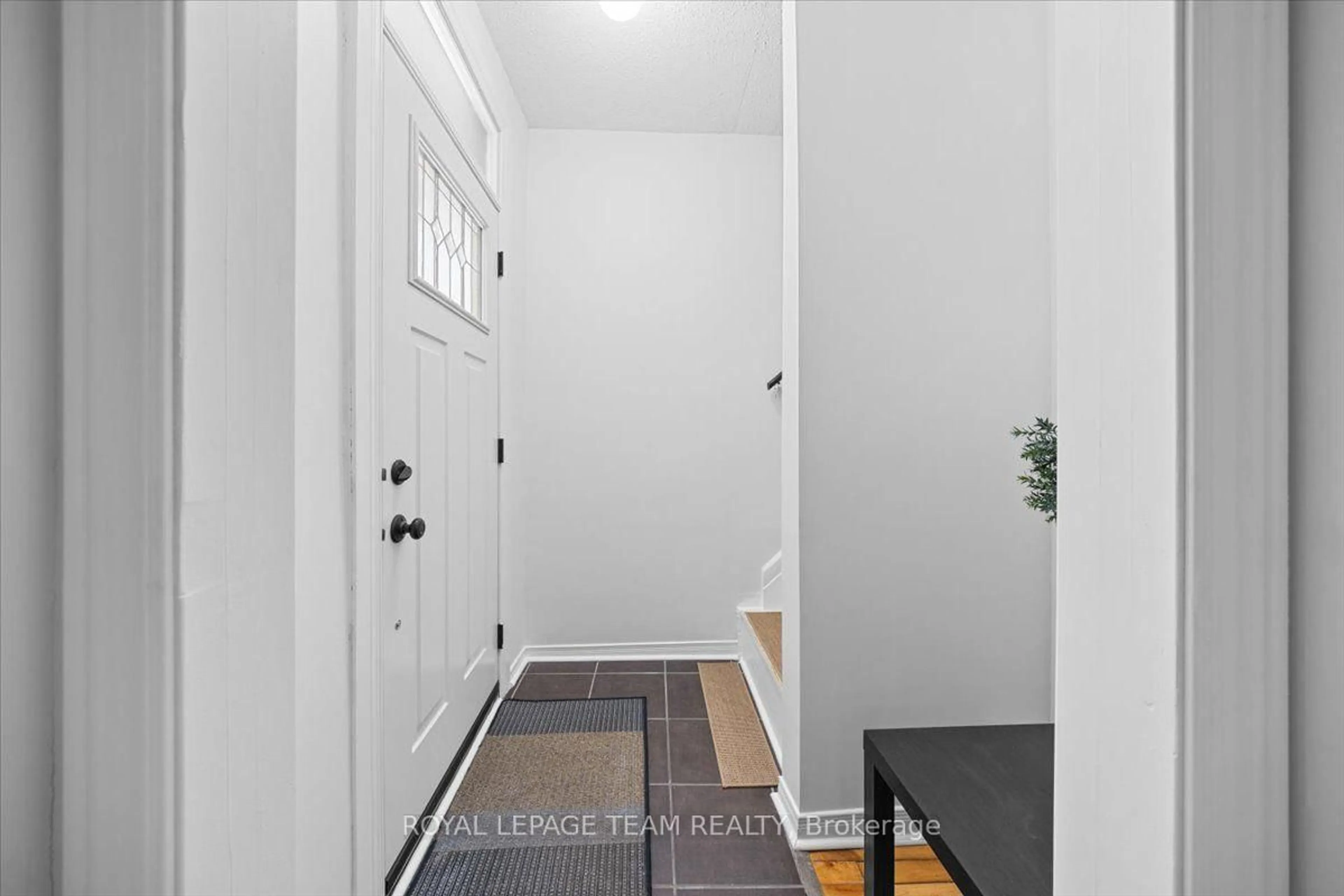 Indoor entryway for 135 Upper Lorne Pl, Ottawa Ontario K1R 7G8