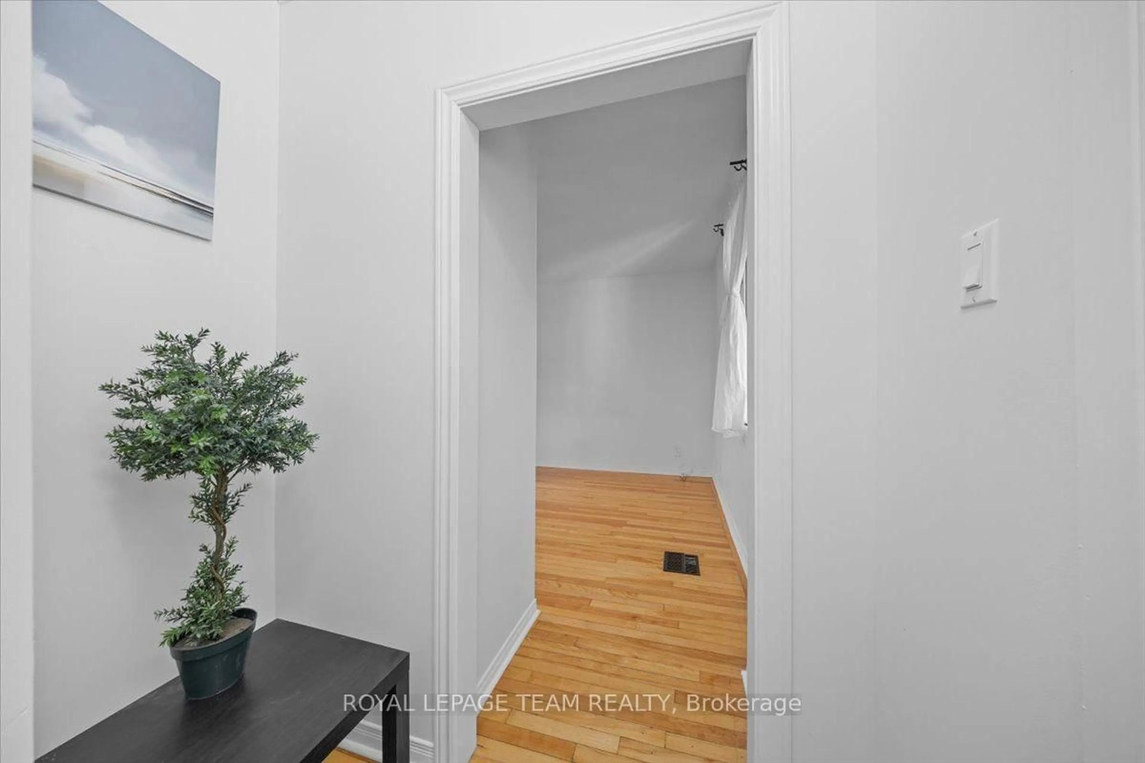 Indoor entryway for 135 Upper Lorne Pl, Ottawa Ontario K1R 7G8