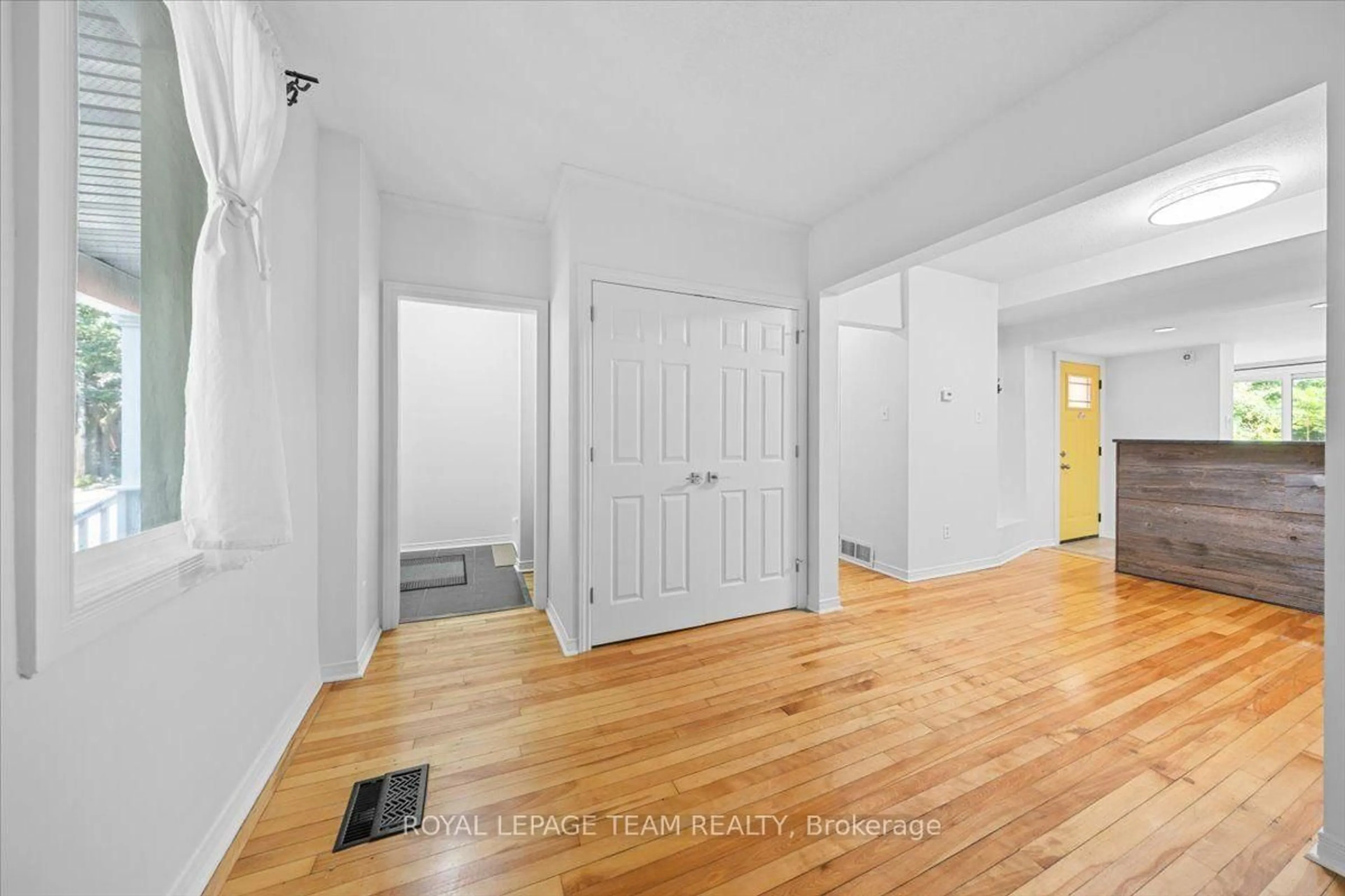 Indoor entryway for 135 Upper Lorne Pl, Ottawa Ontario K1R 7G8