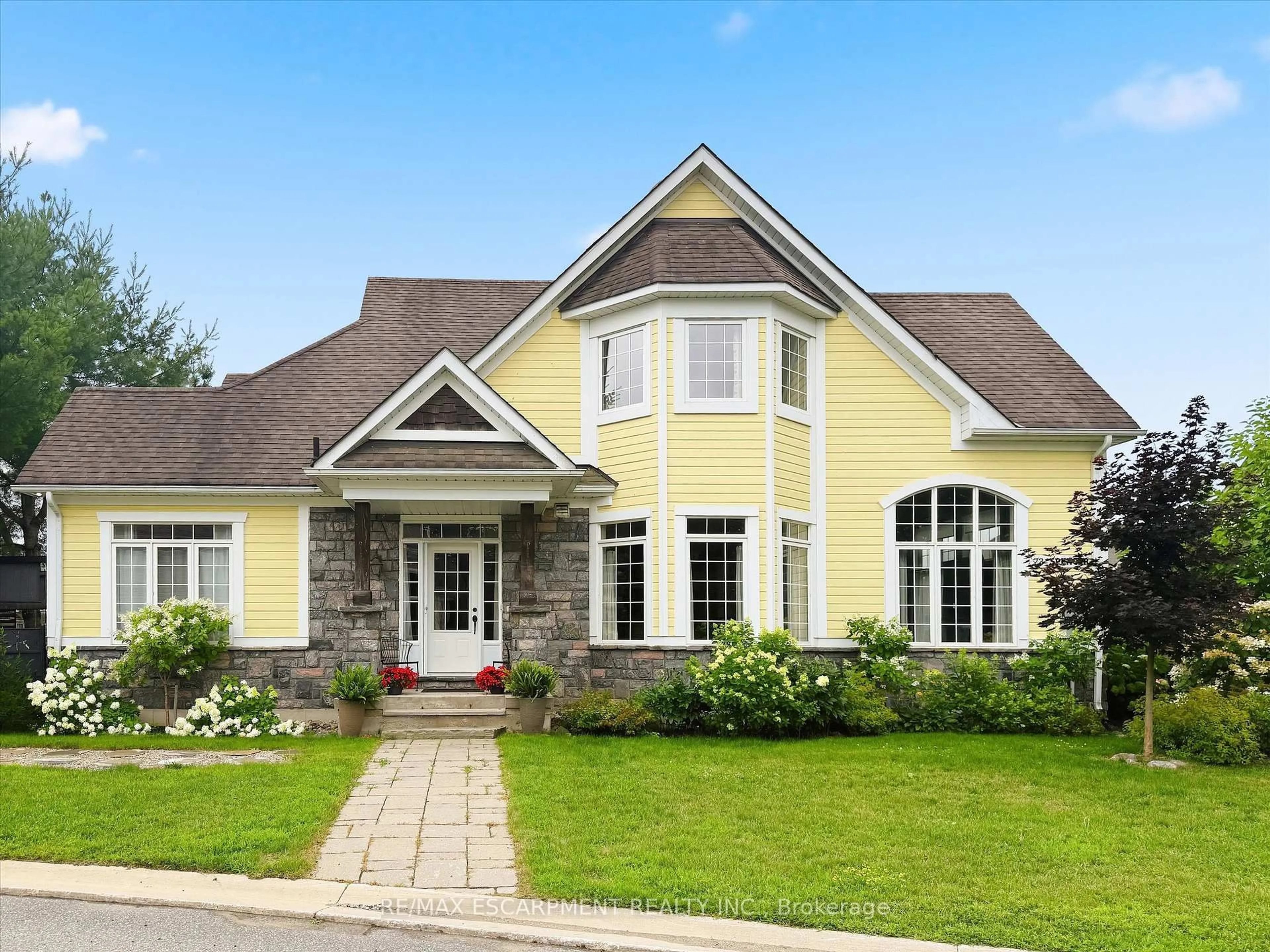 Home with vinyl exterior material, street for 23 Spencer St, Bracebridge Ontario P1L 0B7