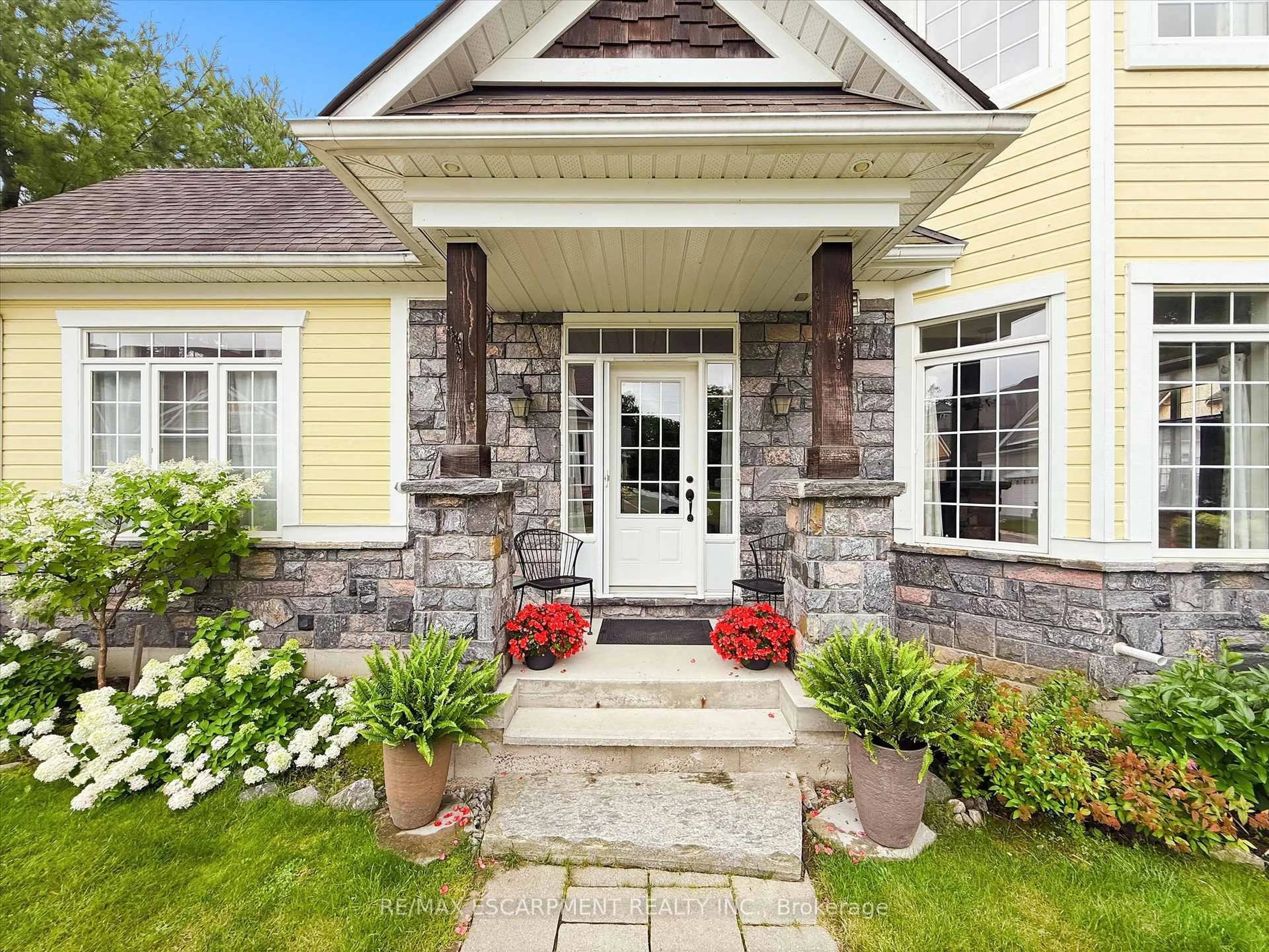 Home with vinyl exterior material, street for 23 Spencer St, Bracebridge Ontario P1L 0B7