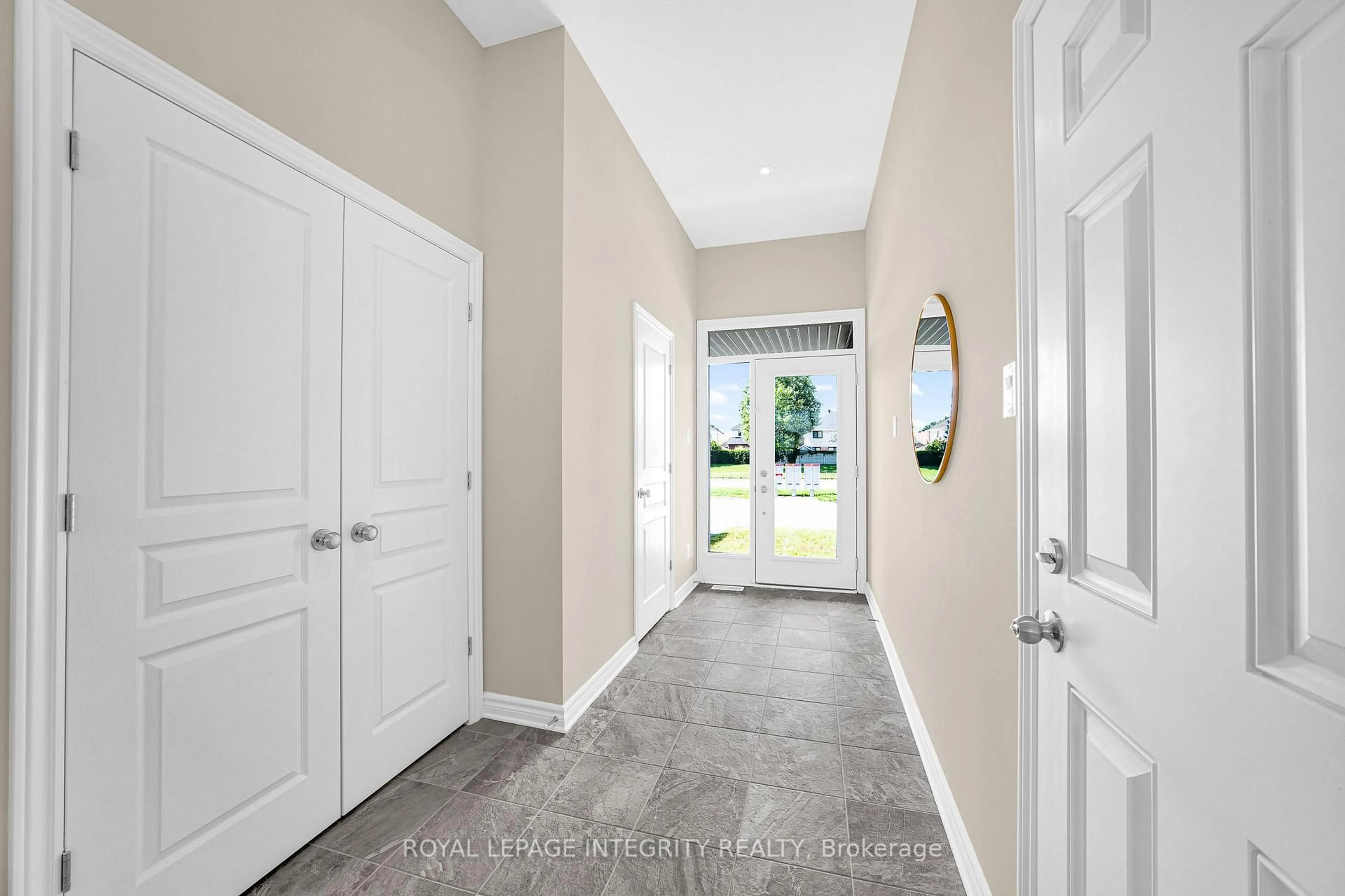 Indoor entryway for 256 Dolce Cres, Ottawa Ontario K1X 0B3
