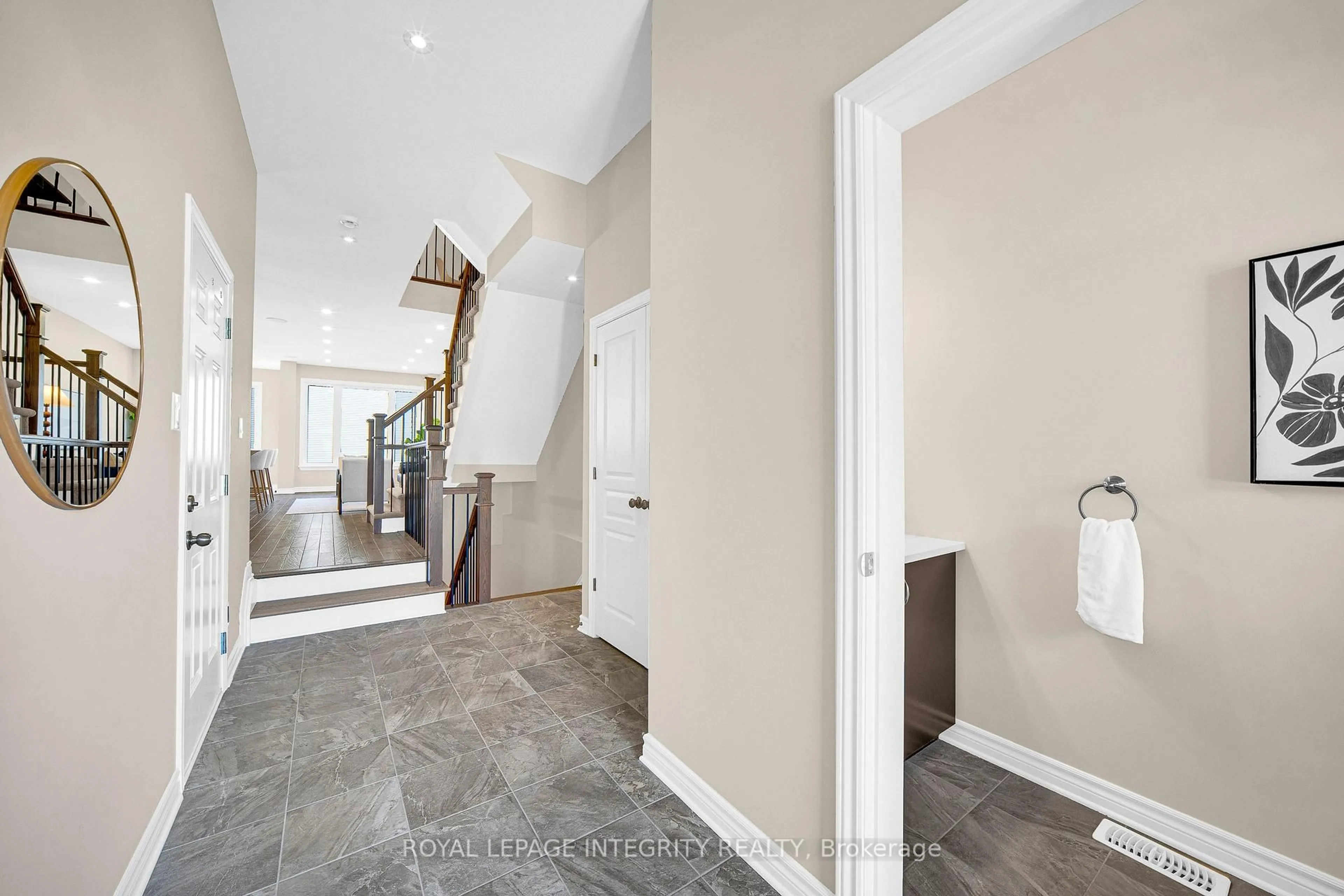 Indoor entryway for 256 Dolce Cres, Ottawa Ontario K1X 0B3