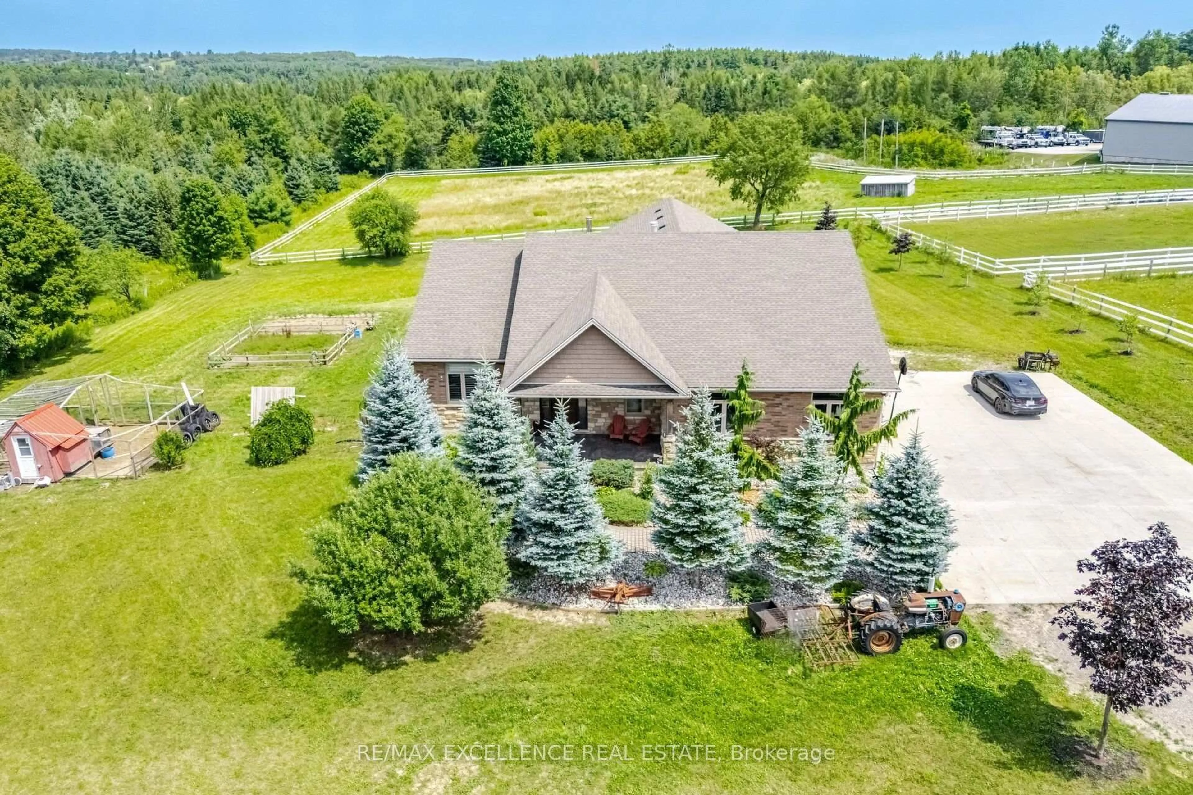 A pic from outside/outdoor area/front of a property/back of a property/a pic from drone, mountain view for 5593 Trafalgar Rd, Erin Ontario N0B 1Z0