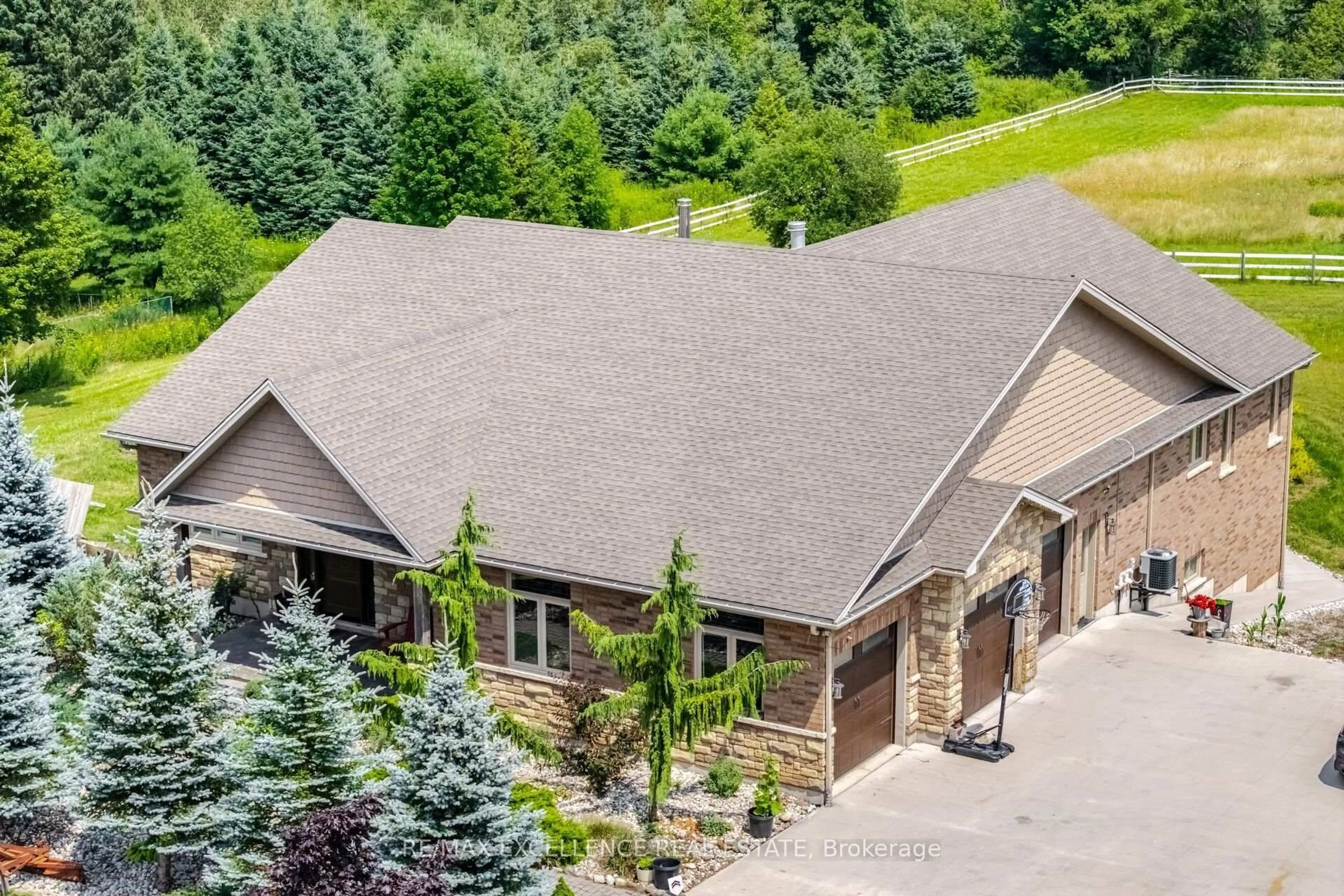 A pic from outside/outdoor area/front of a property/back of a property/a pic from drone, mountain view for 5593 Trafalgar Rd, Erin Ontario N0B 1Z0