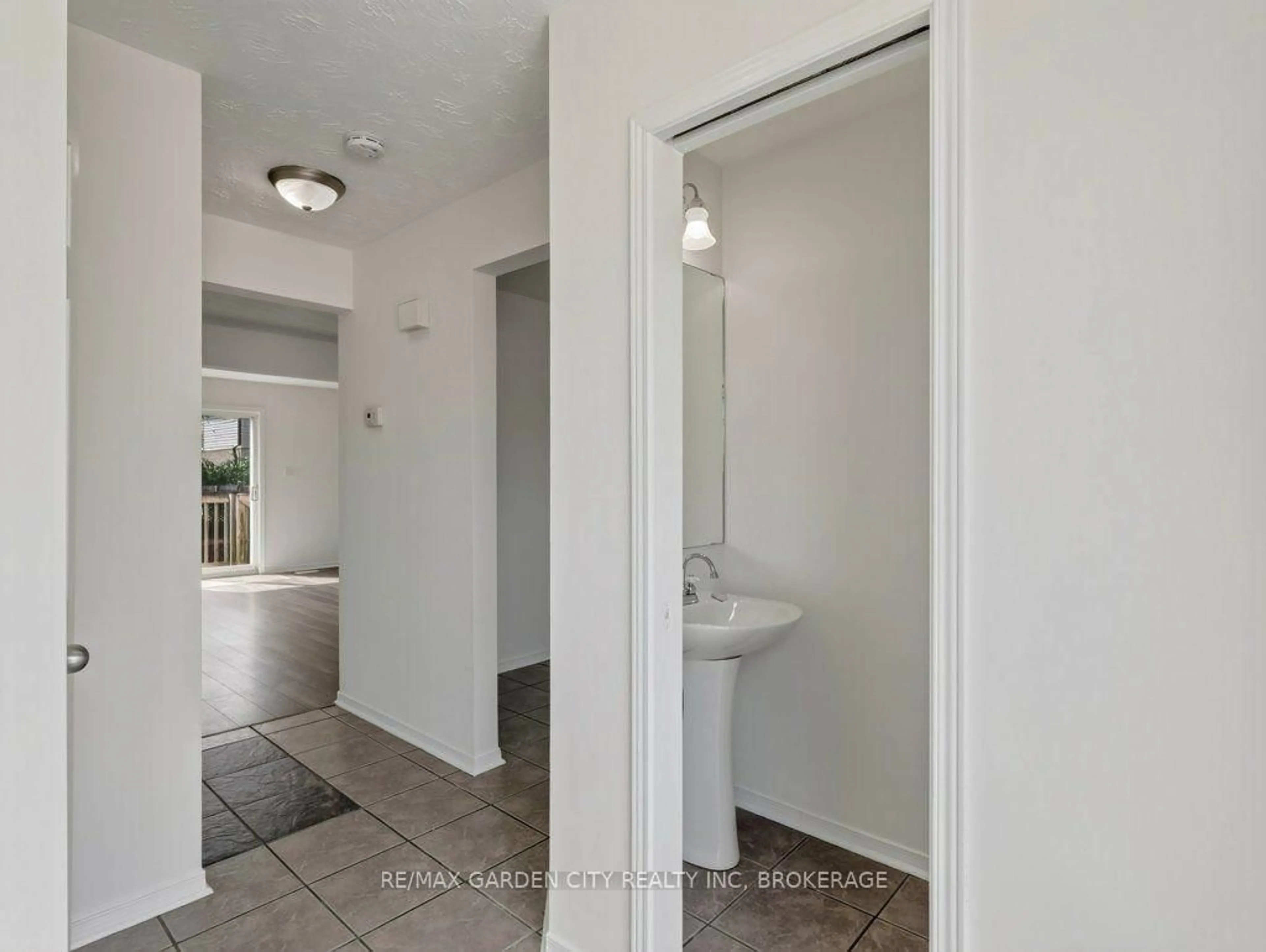 Indoor entryway for 211 Morton St, Thorold Ontario L2V 1C8