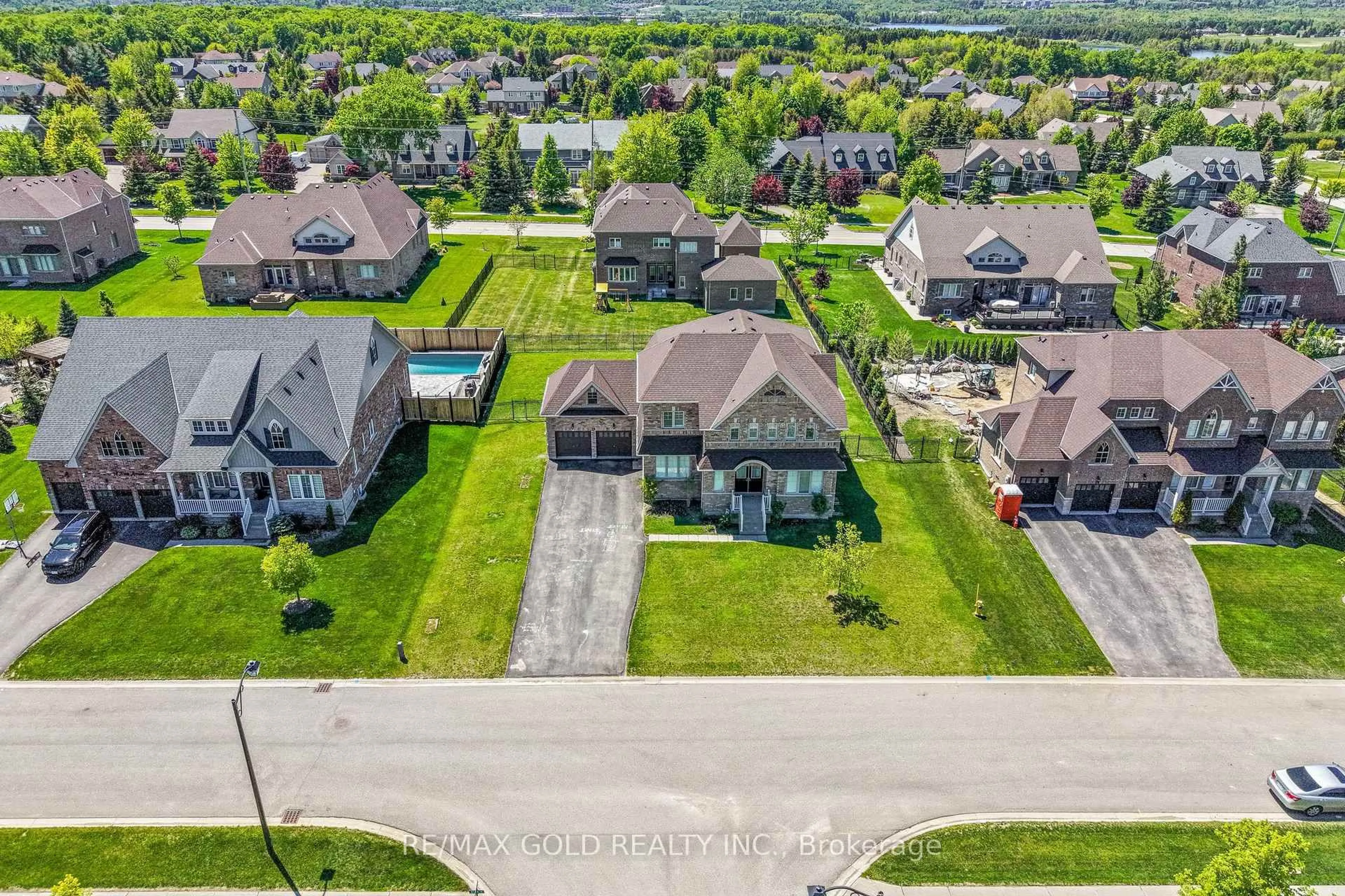 A pic from outside/outdoor area/front of a property/back of a property/a pic from drone, street for 16 Meek Ave, Mono Ontario L9W 6W8