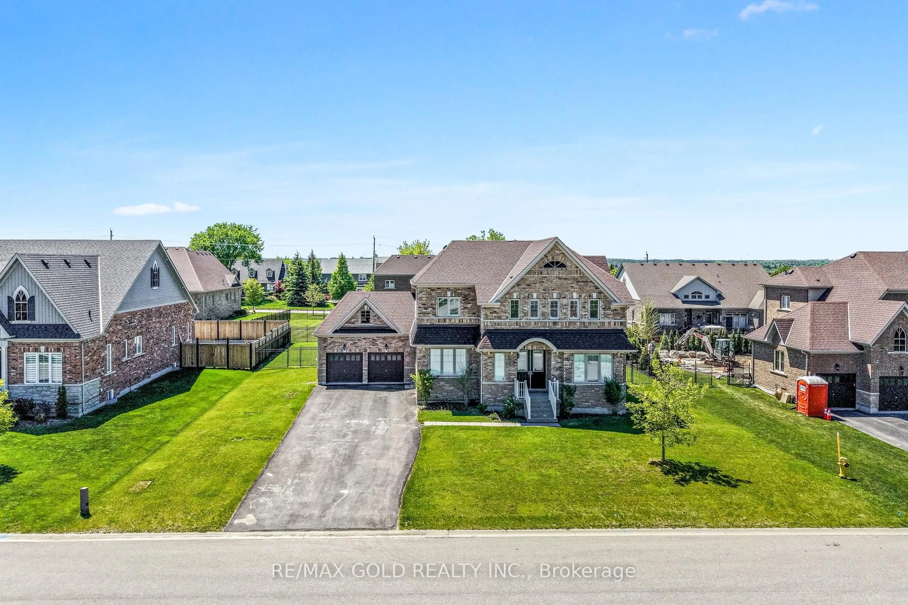 A pic from outside/outdoor area/front of a property/back of a property/a pic from drone, street for 16 Meek Ave, Mono Ontario L9W 6W8