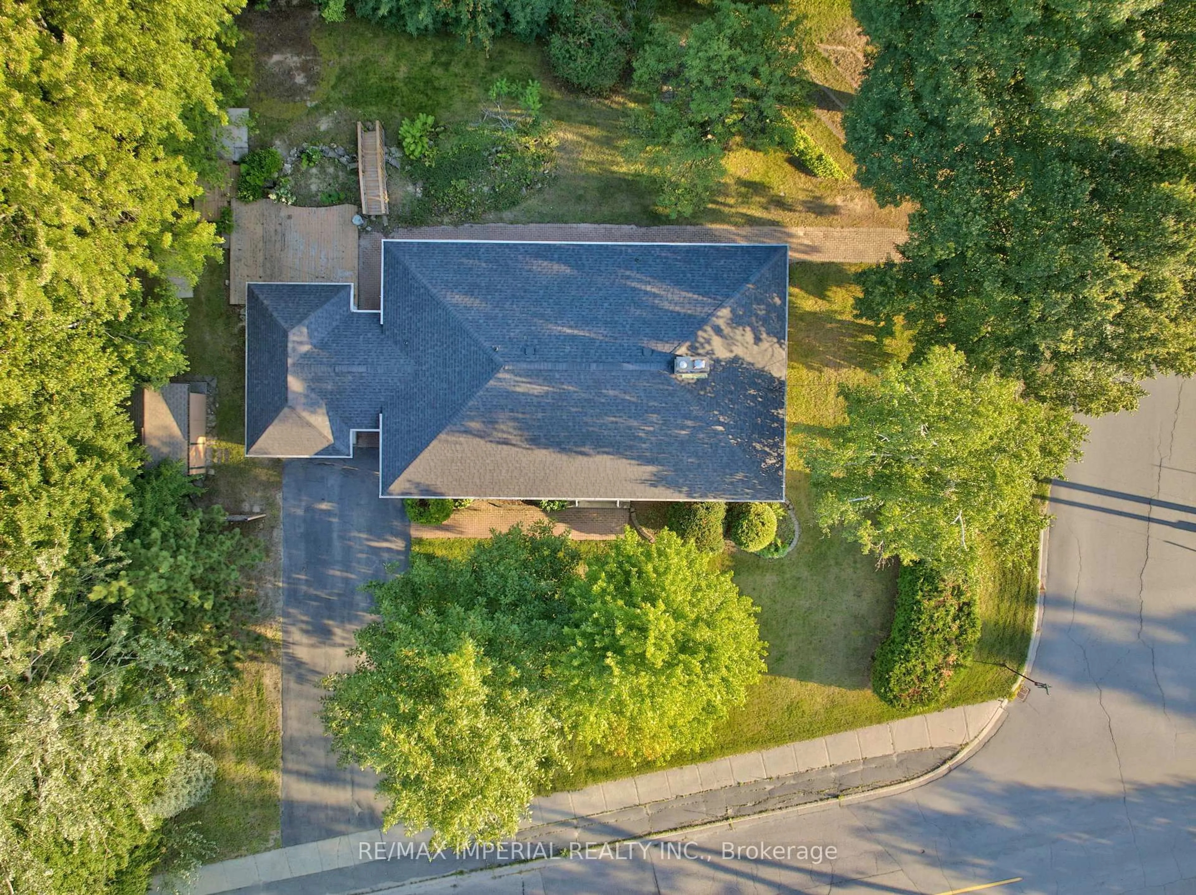A pic from outside/outdoor area/front of a property/back of a property/a pic from drone, street for 1397 Hawthorne Dr, Greater Sudbury Ontario P3A 1L3