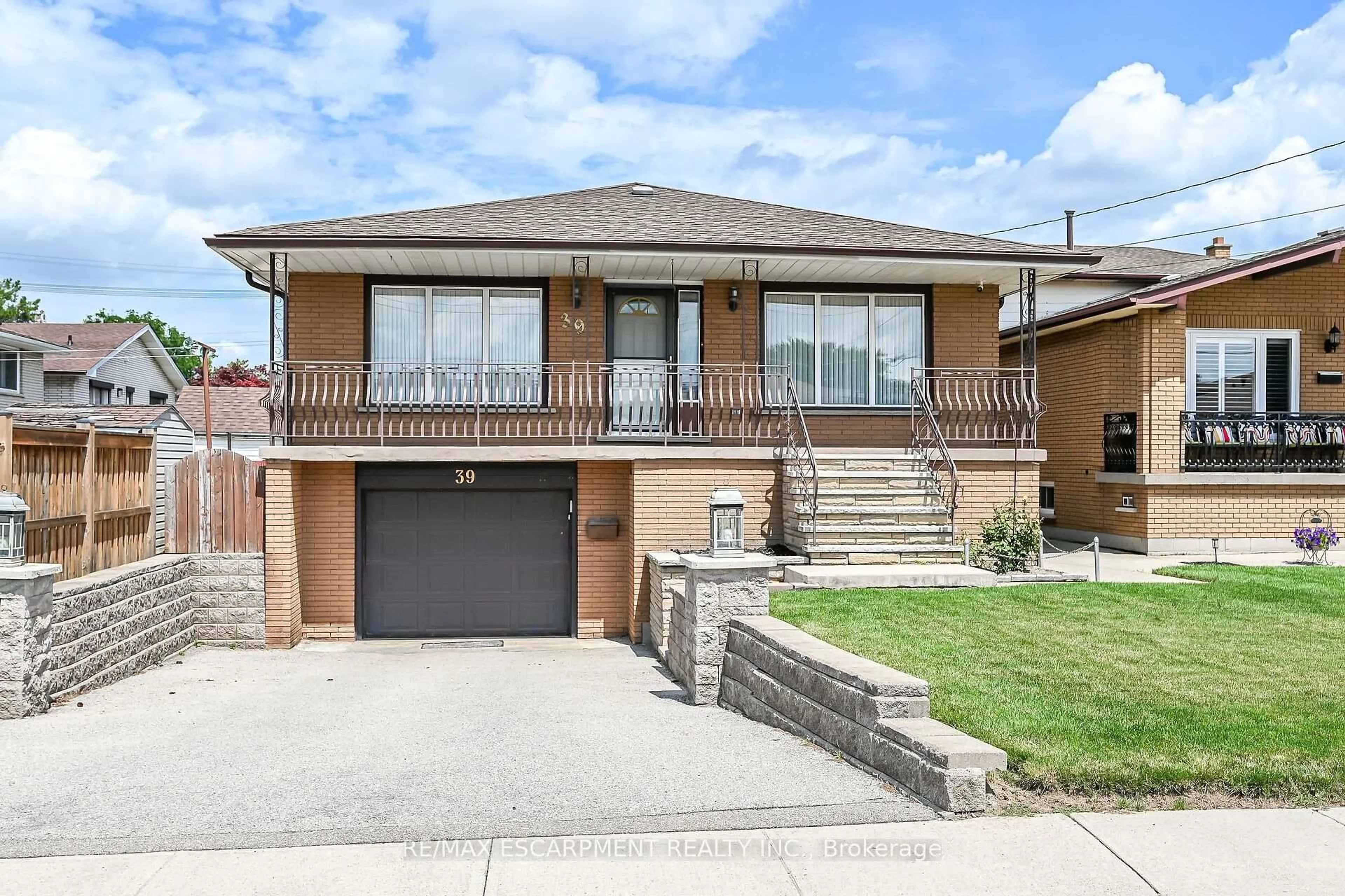 Home with brick exterior material, street for 39 Algonquin Crt, Hamilton Ontario L8T 4T2
