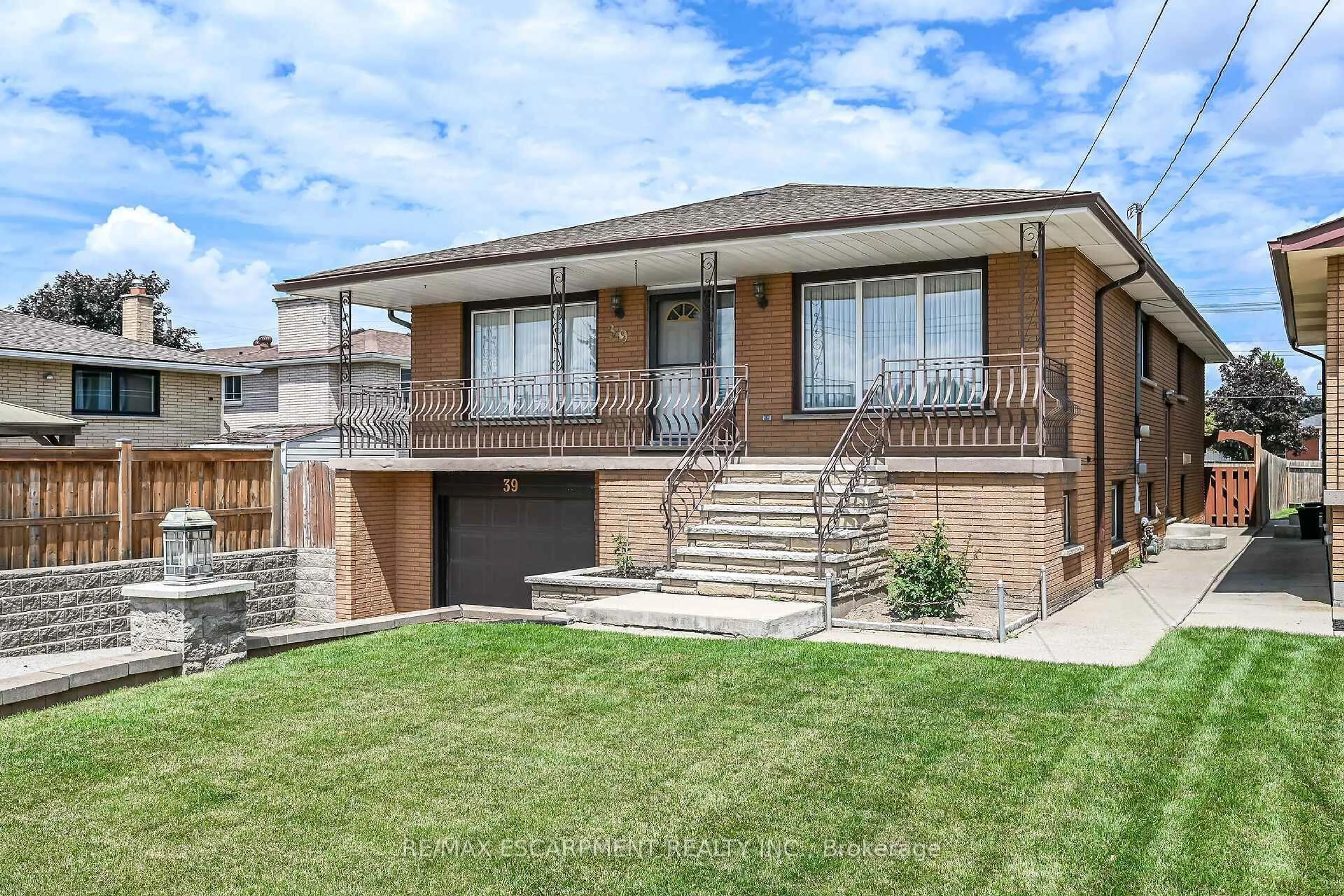 Home with brick exterior material, street for 39 Algonquin Crt, Hamilton Ontario L8T 4T2