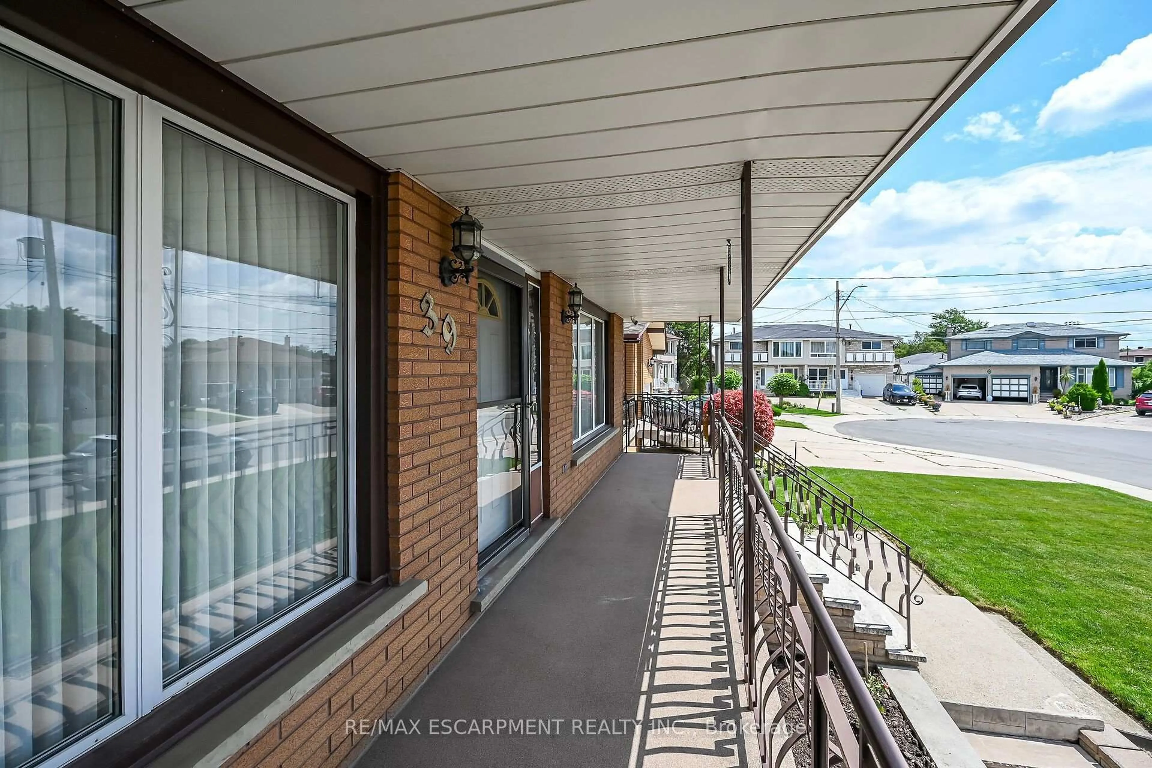 Patio, street for 39 Algonquin Crt, Hamilton Ontario L8T 4T2