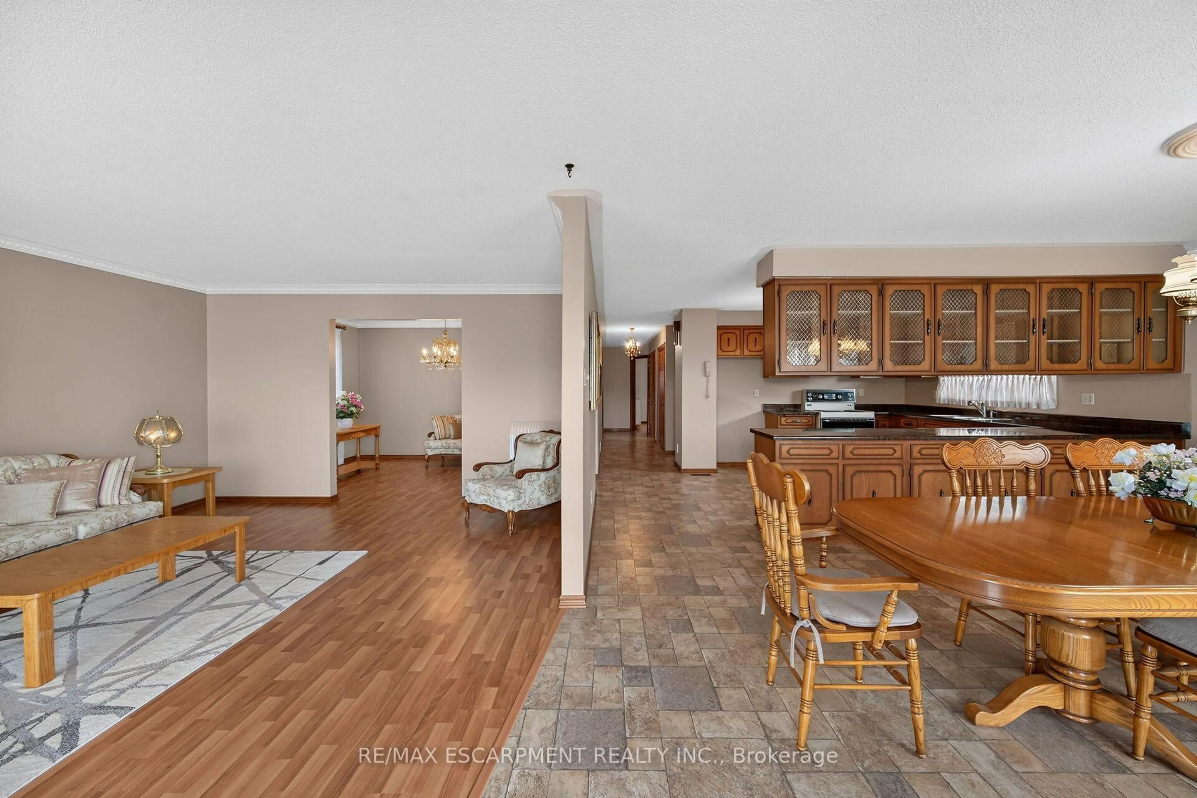 Open concept kitchen, unknown for 39 Algonquin Crt, Hamilton Ontario L8T 4T2