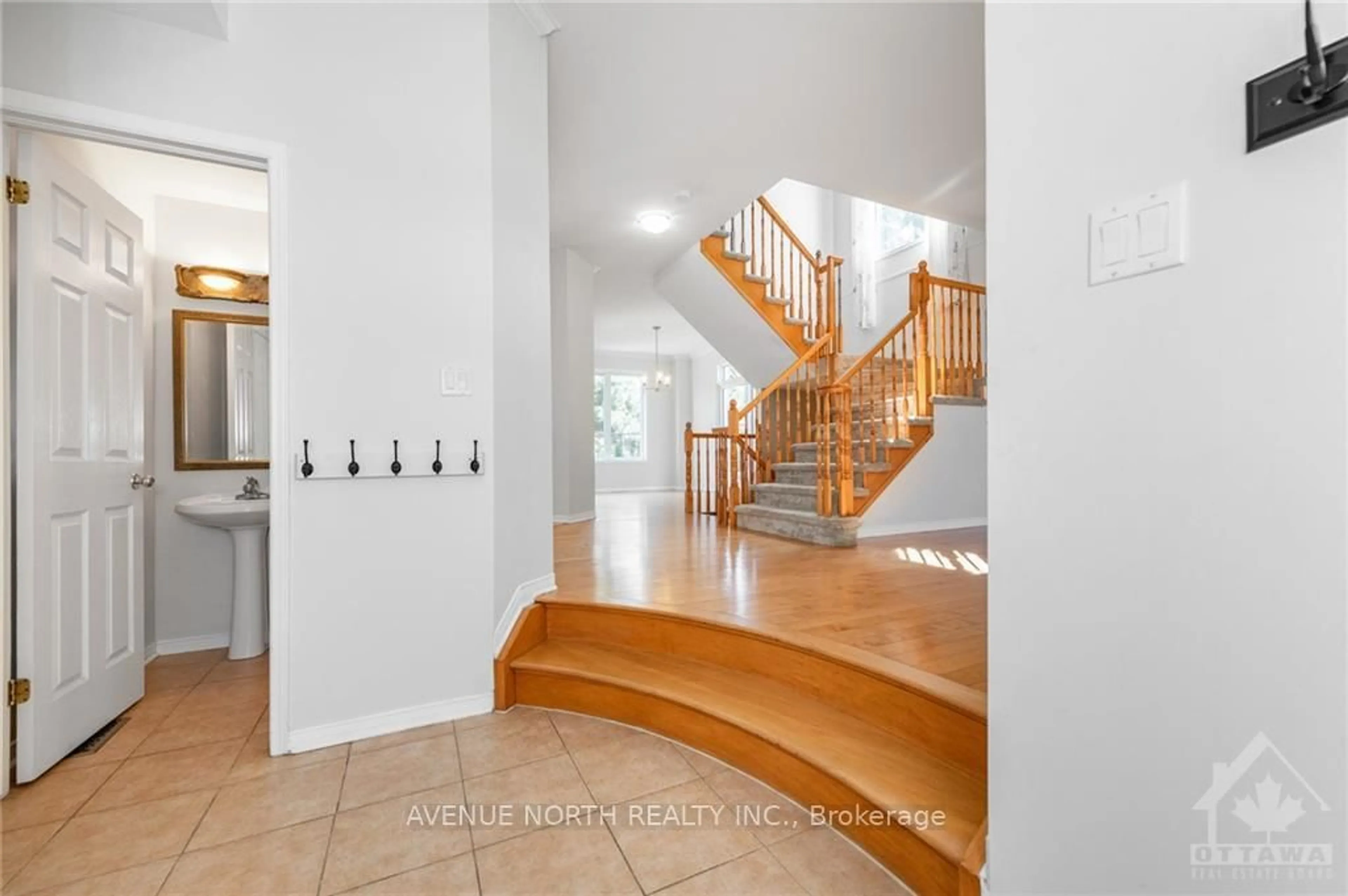 Indoor entryway for 2370 Le Ruisseau Circ, Ottawa Ontario K1W 1K8