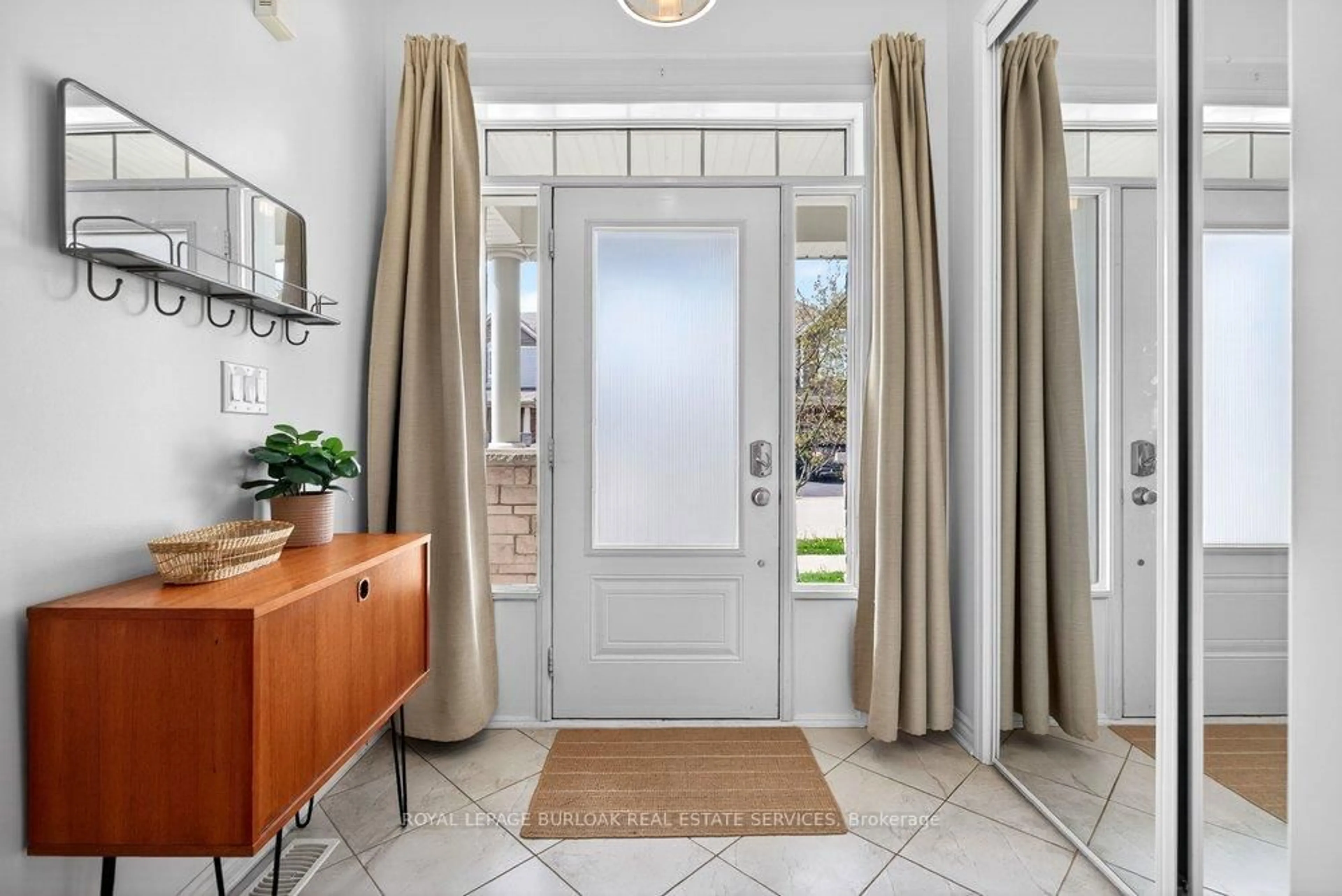 Indoor entryway for 145 Stillwater Cres, Hamilton Ontario L8B 1V5