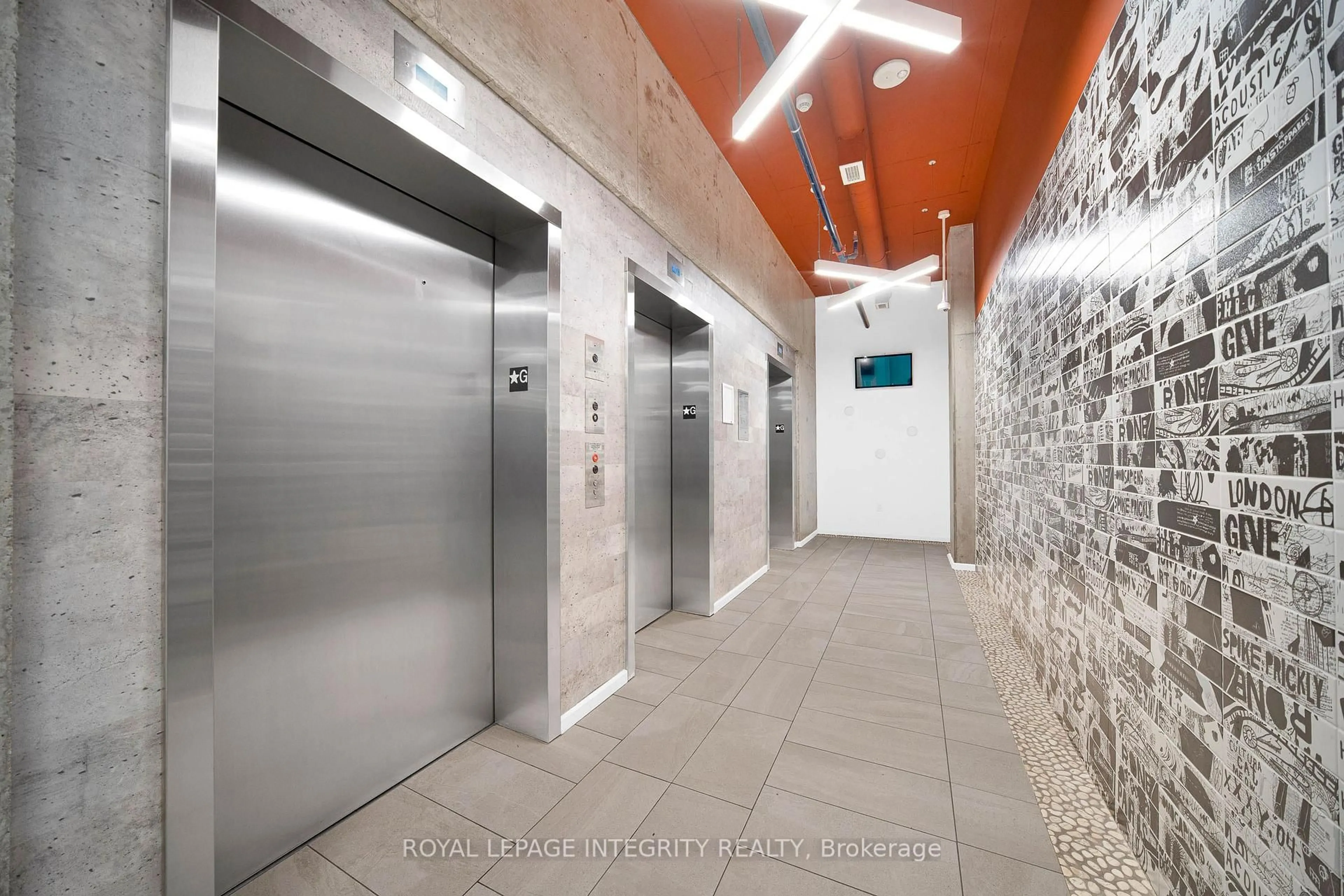 Indoor foyer for 105 Champagne Ave #2503, Ottawa Ontario K1S 5E5