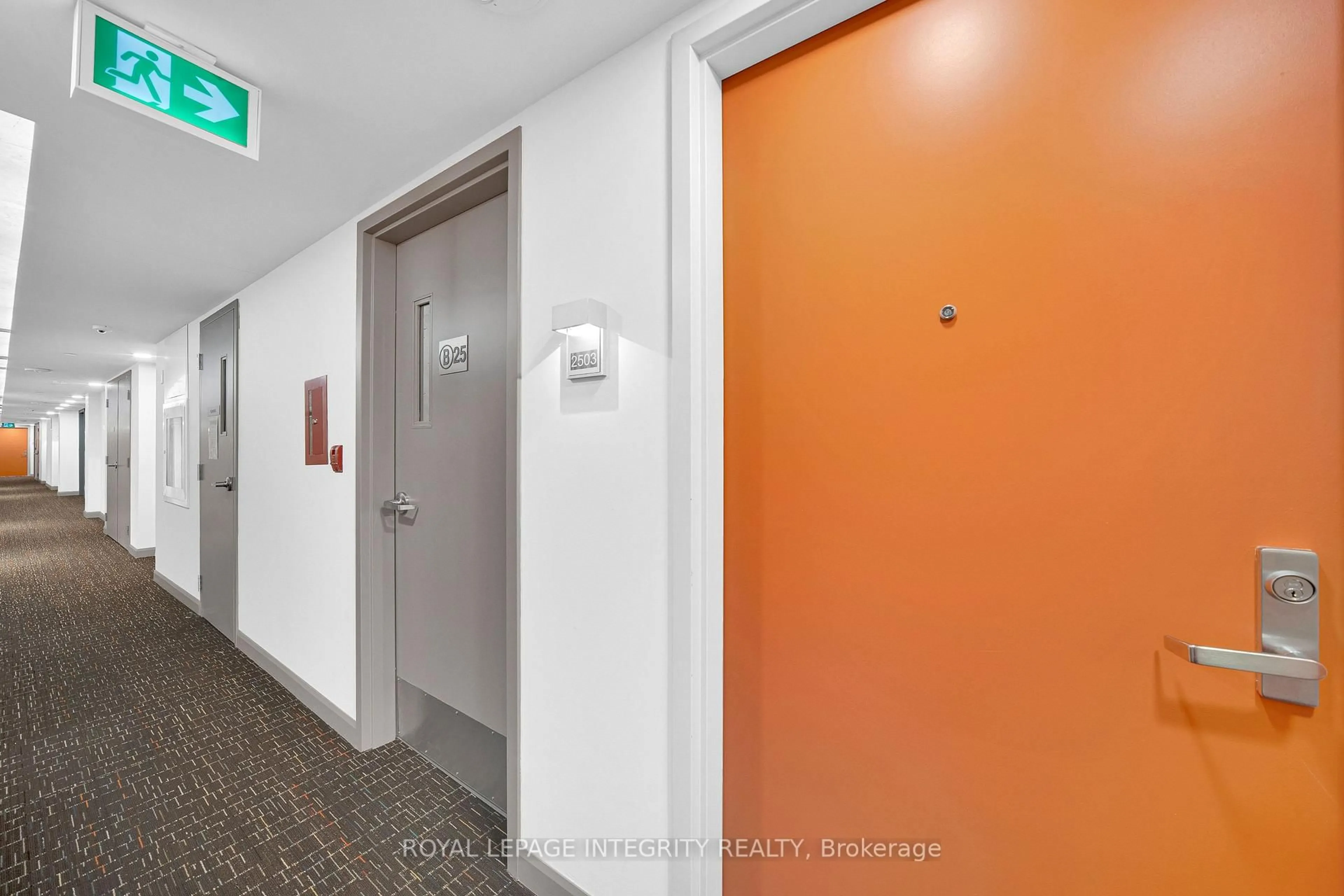 Indoor foyer for 105 Champagne Ave #2503, Ottawa Ontario K1S 5E5