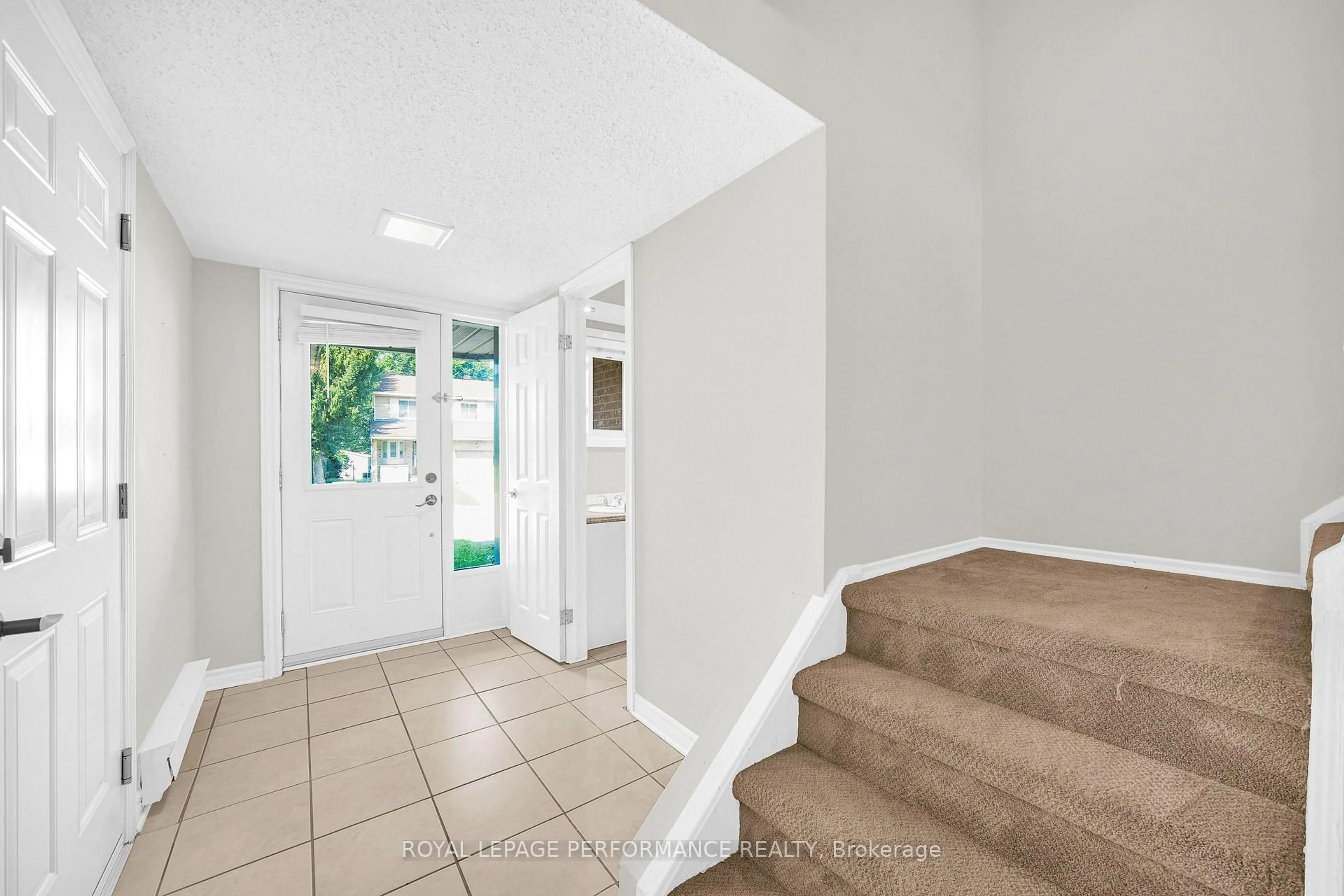Indoor entryway for 6966 Bois Ave, Orleans Ontario K1C 5L5