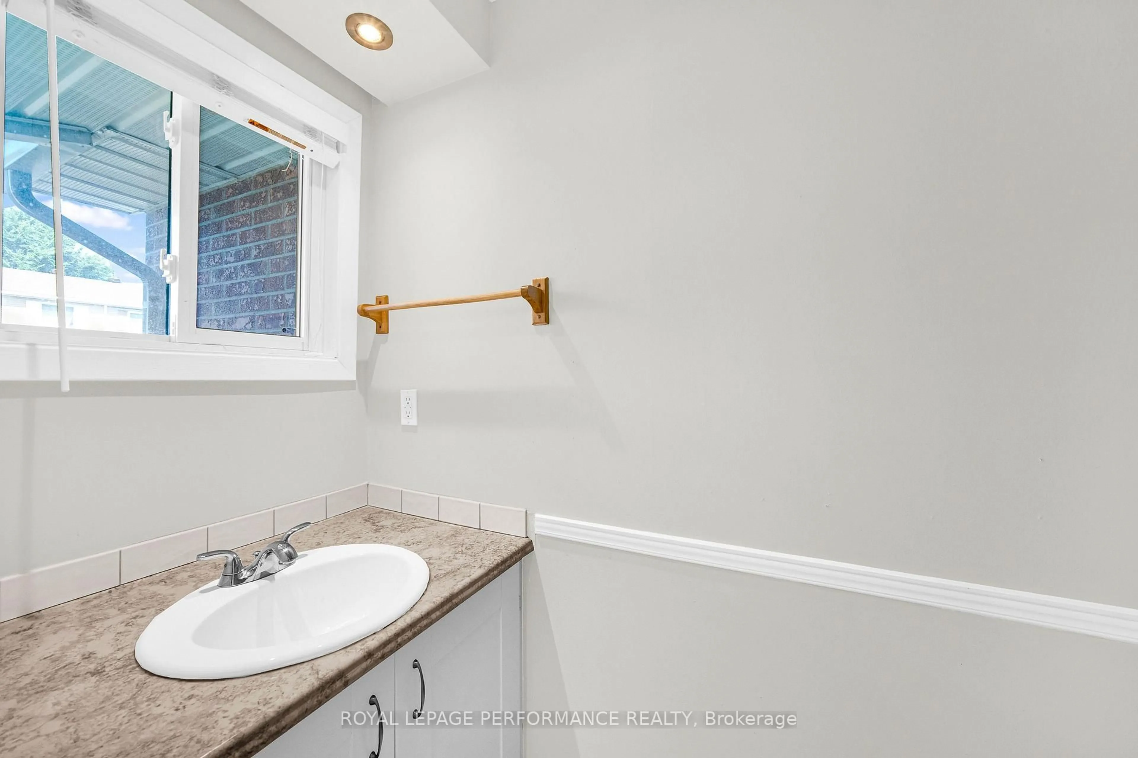 Standard bathroom, ceramic/tile floor for 6966 Bois Ave, Orleans Ontario K1C 5L5