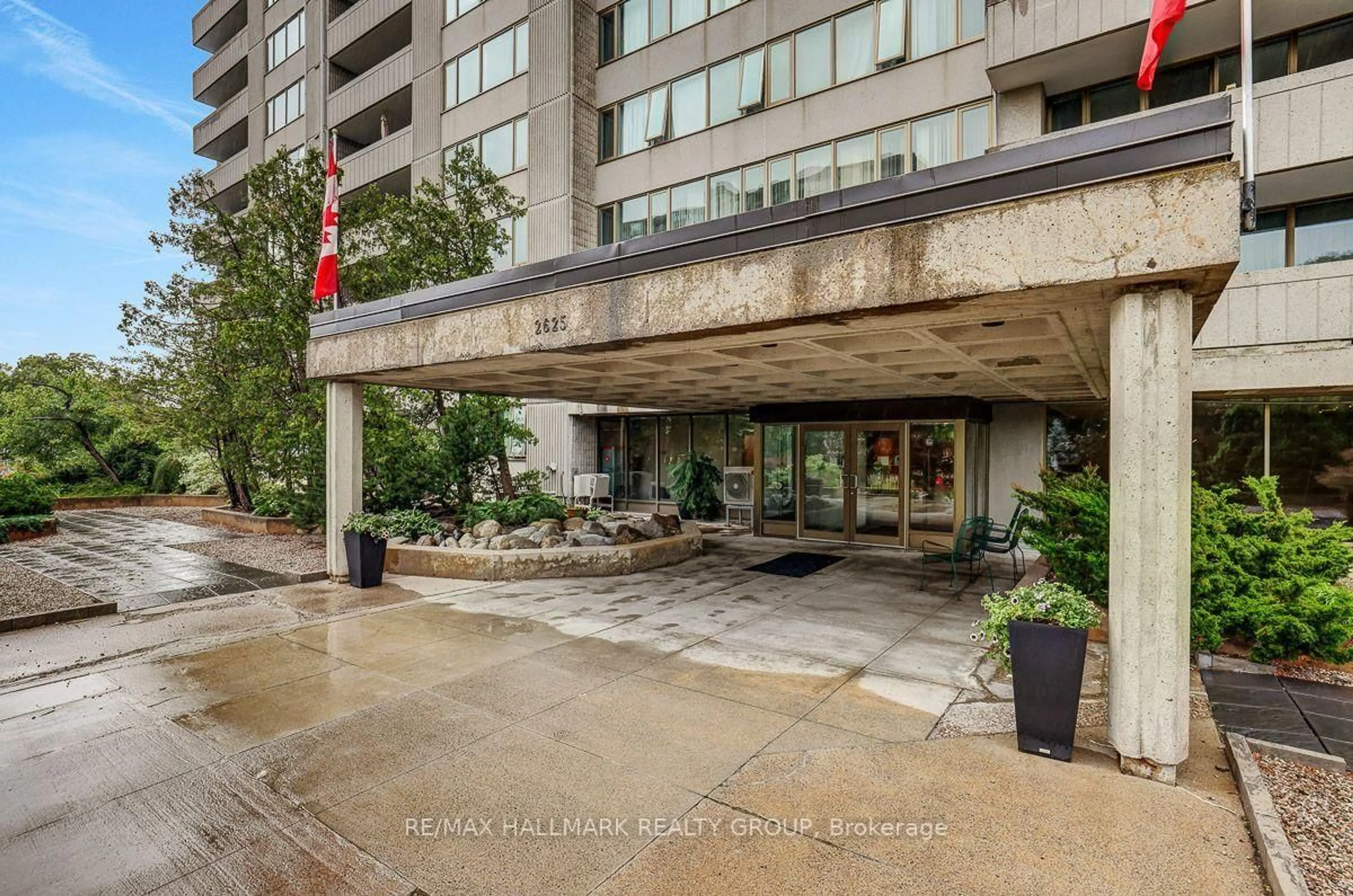 Indoor foyer for 2625 Regina St #110, Ottawa Ontario K2B 5W8