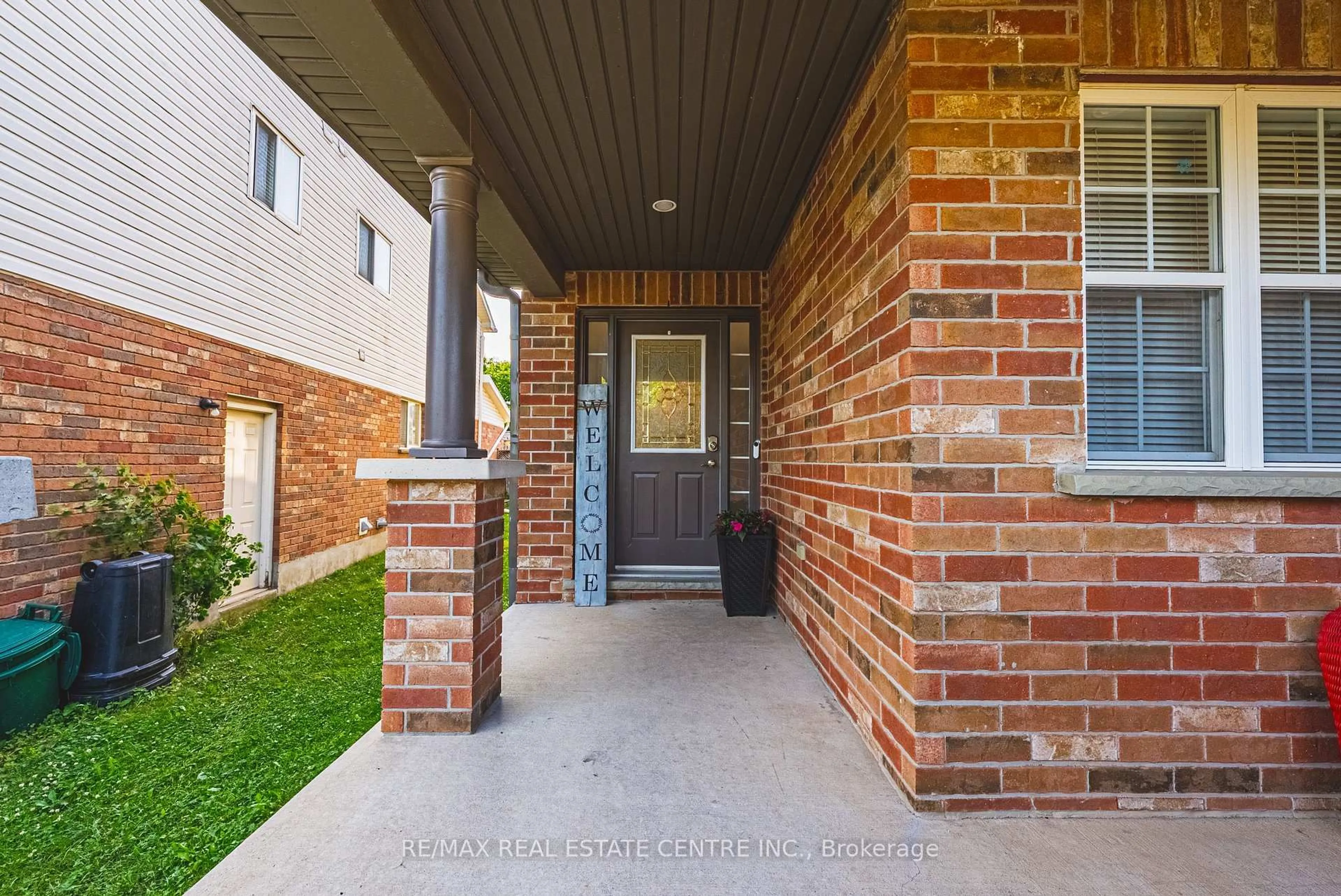 Home with brick exterior material, street for 140 Country Club Dr, Cambridge Ontario N1T 2B6