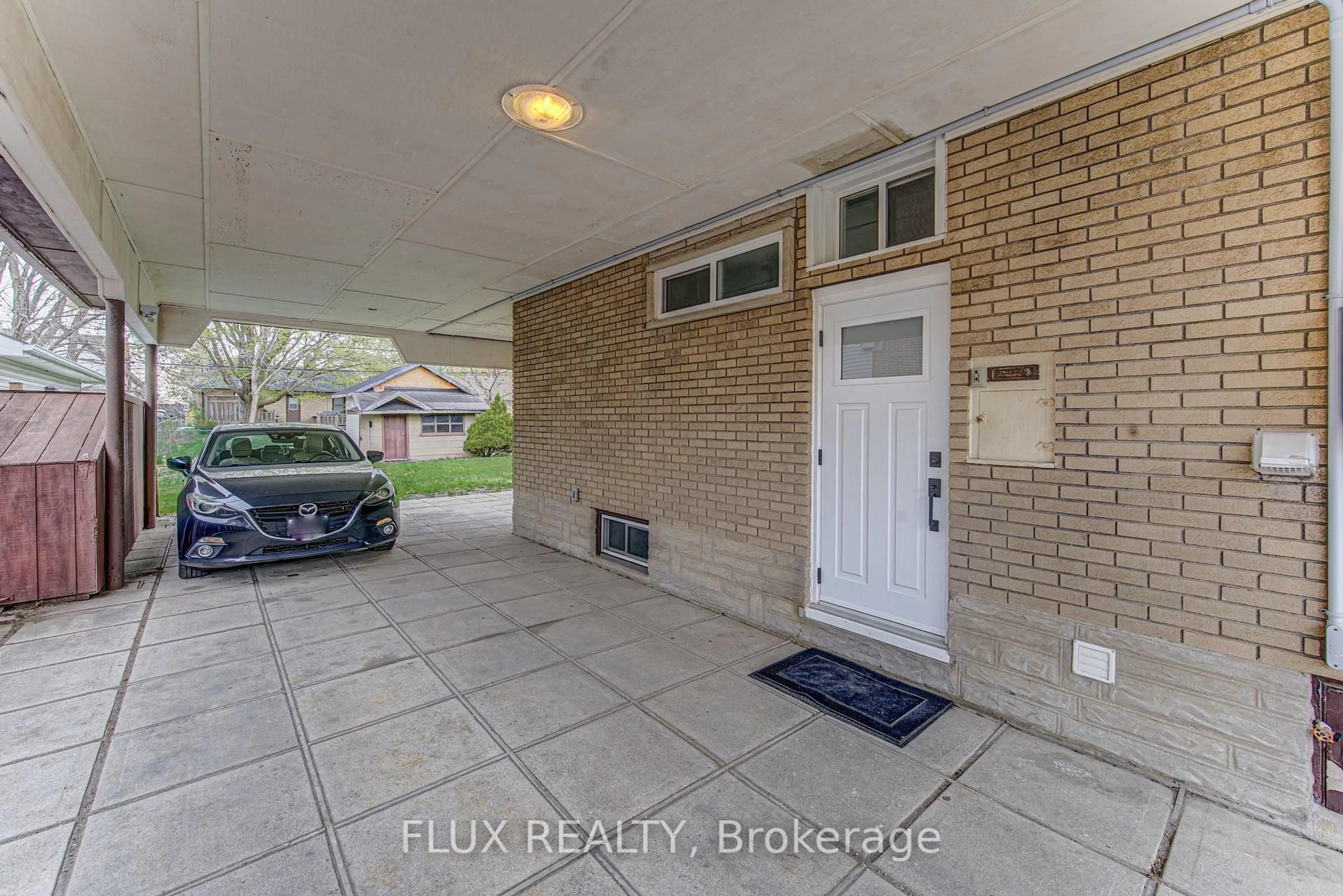 Indoor entryway for 51 Rosemount Dr, Kitchener Ontario N2B 1P9