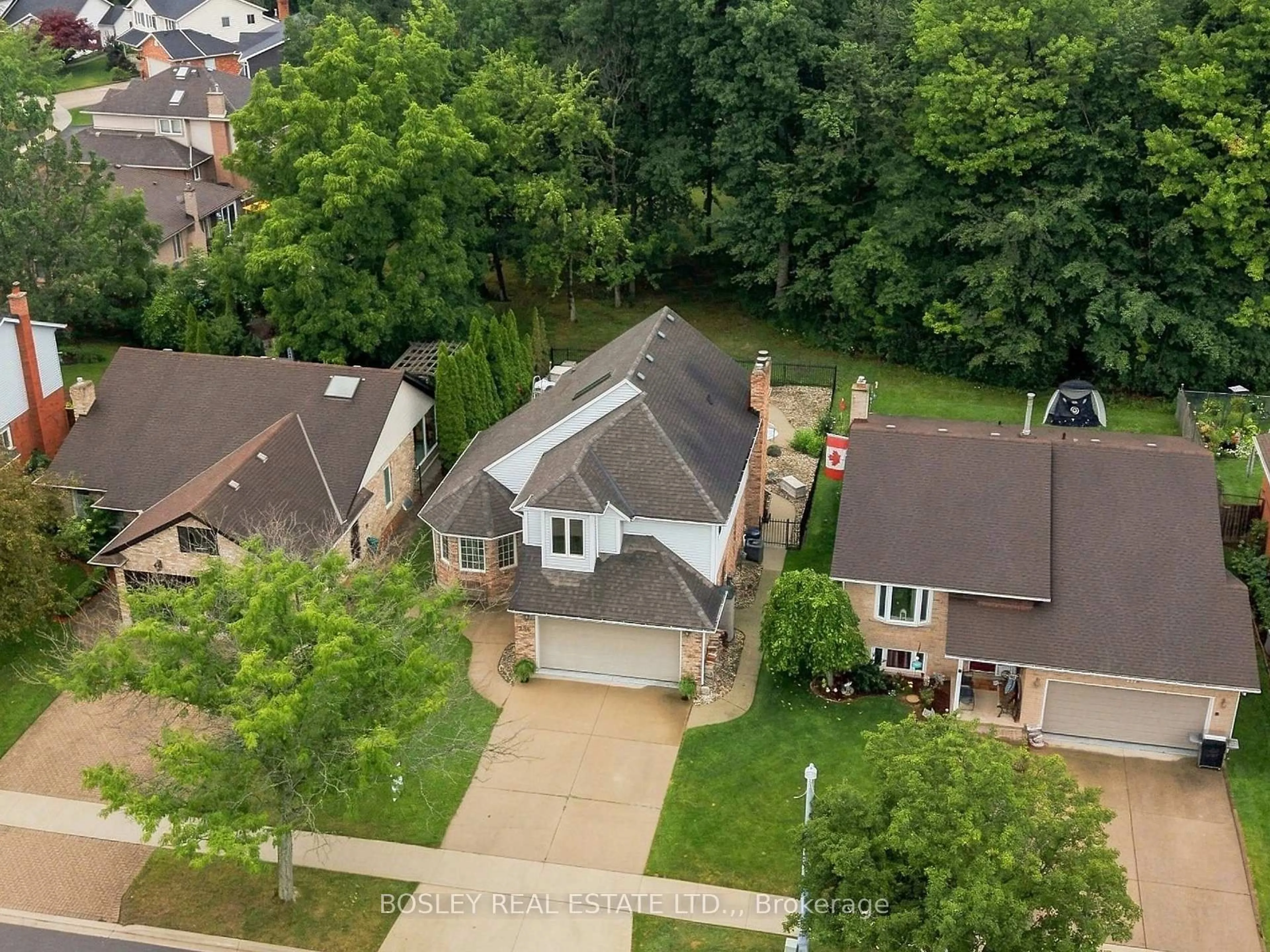A pic from outside/outdoor area/front of a property/back of a property/a pic from drone, street for 236 Northwood Dr, Welland Ontario L3C 6V3