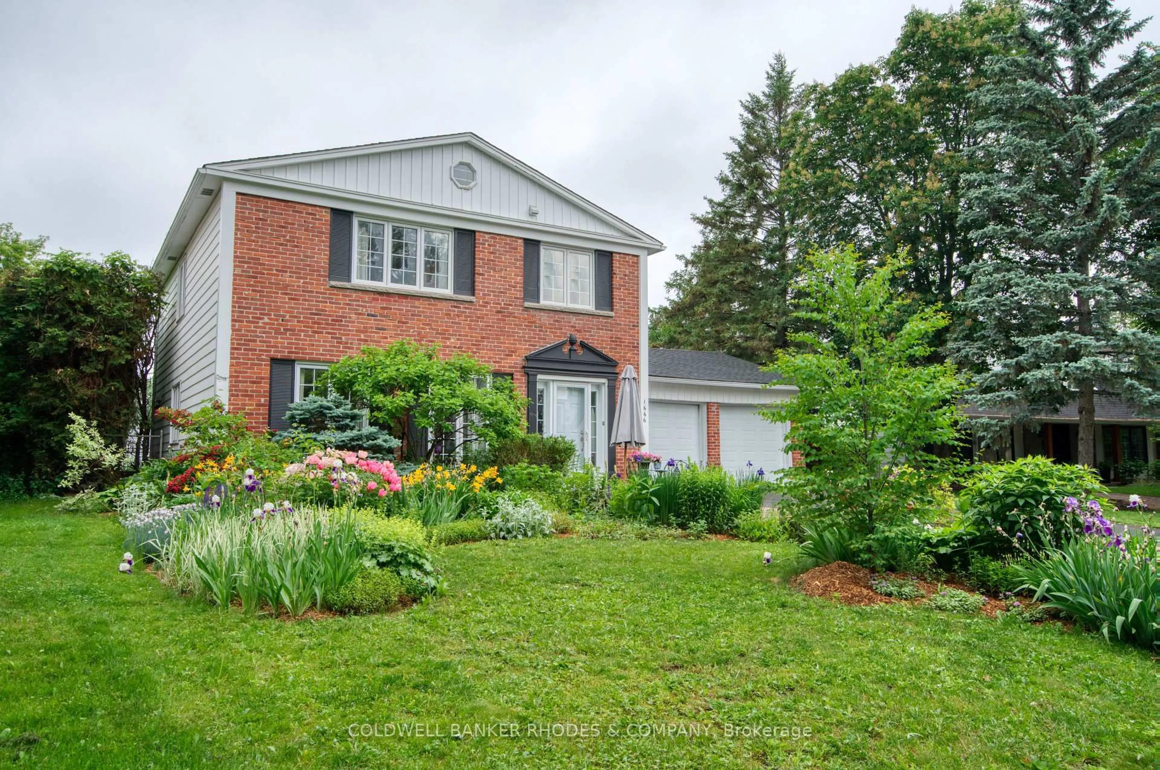 Home with brick exterior material, street for 1666 Amberdale Cres, Ottawa Ontario K1H 7B3
