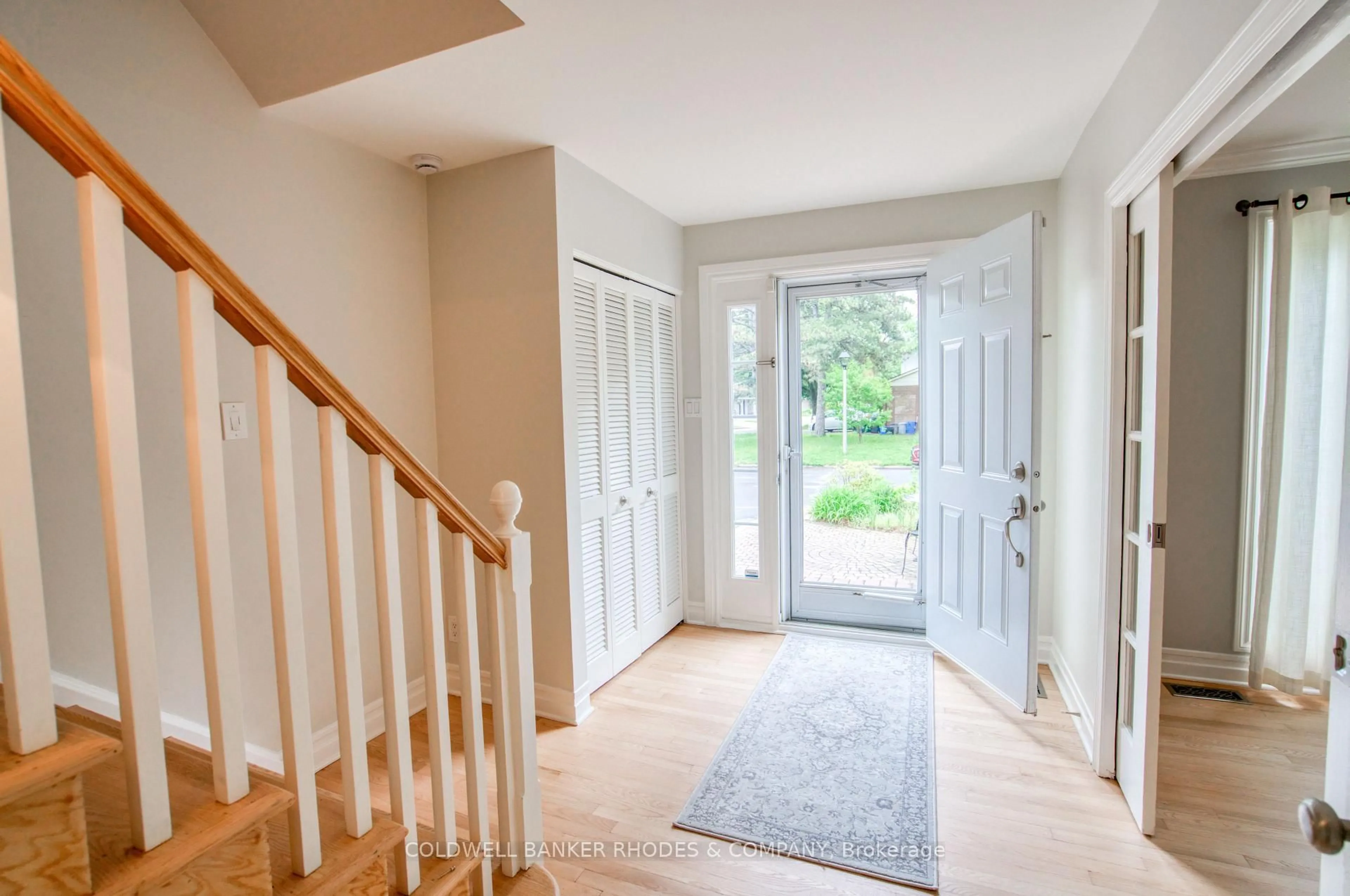 Indoor entryway for 1666 Amberdale Cres, Ottawa Ontario K1H 7B3