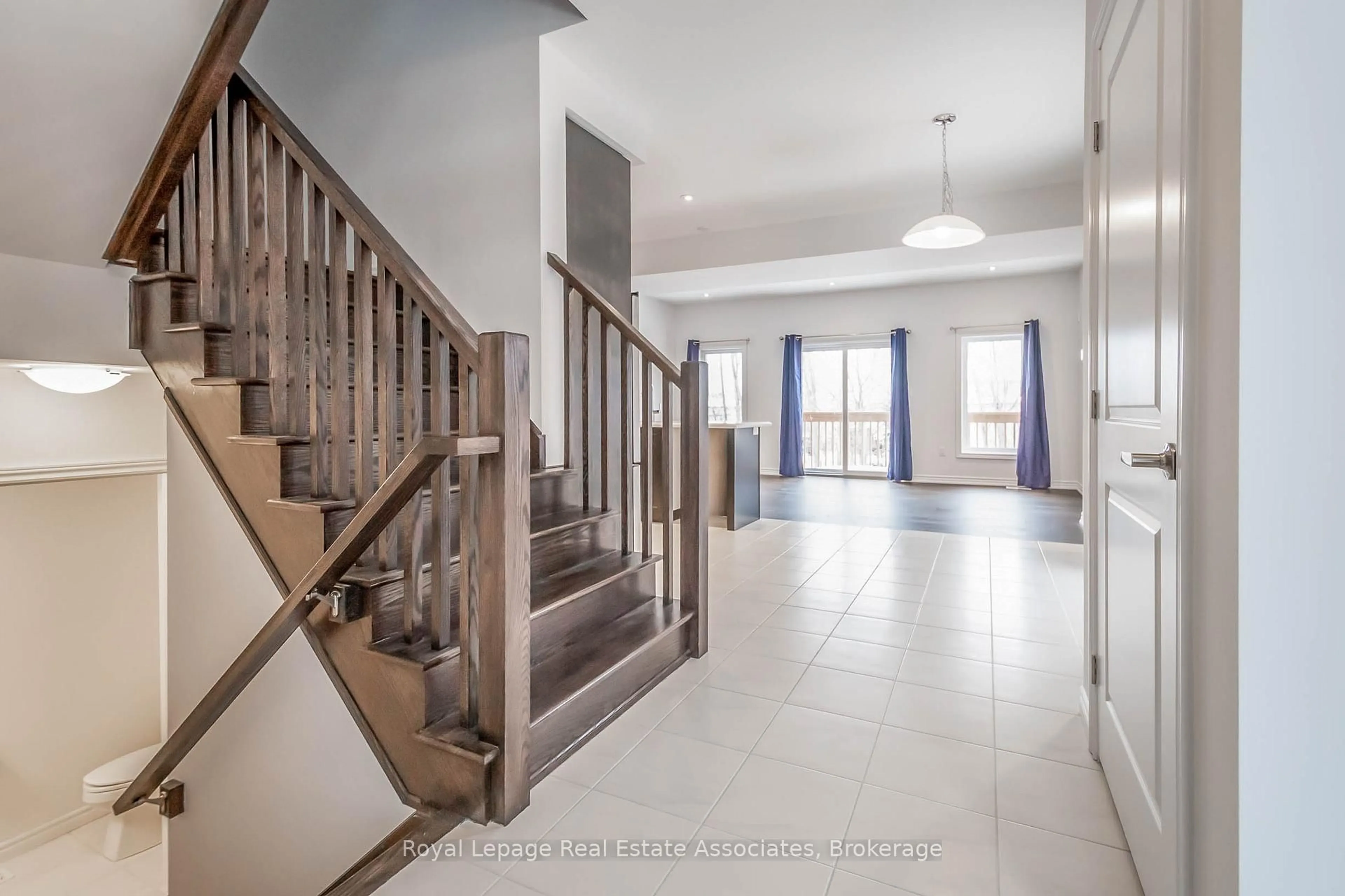Indoor foyer for 3981 Crown St, Lincoln Ontario L0R 1B4
