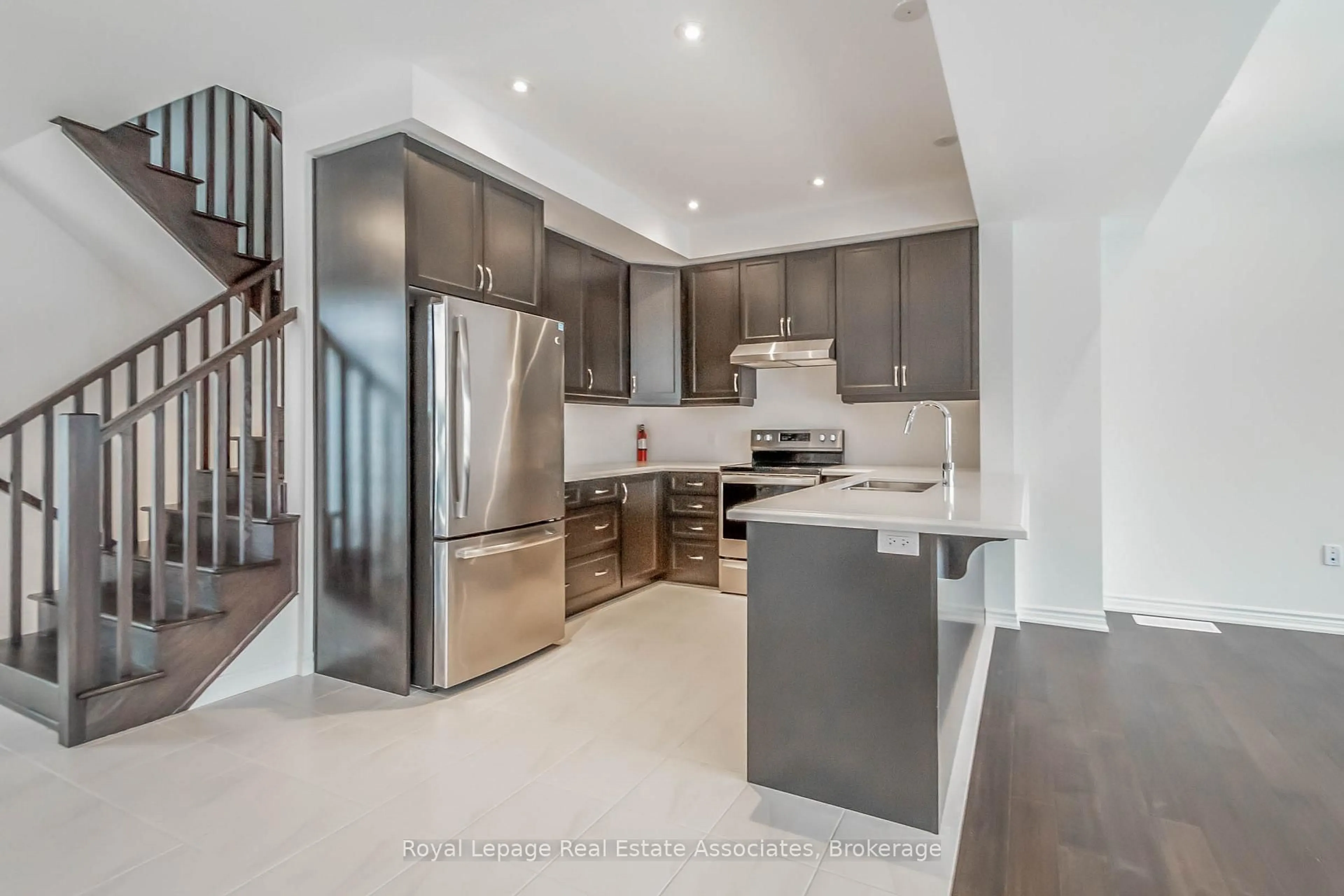 Open concept kitchen, ceramic/tile floor for 3981 Crown St, Lincoln Ontario L0R 1B4