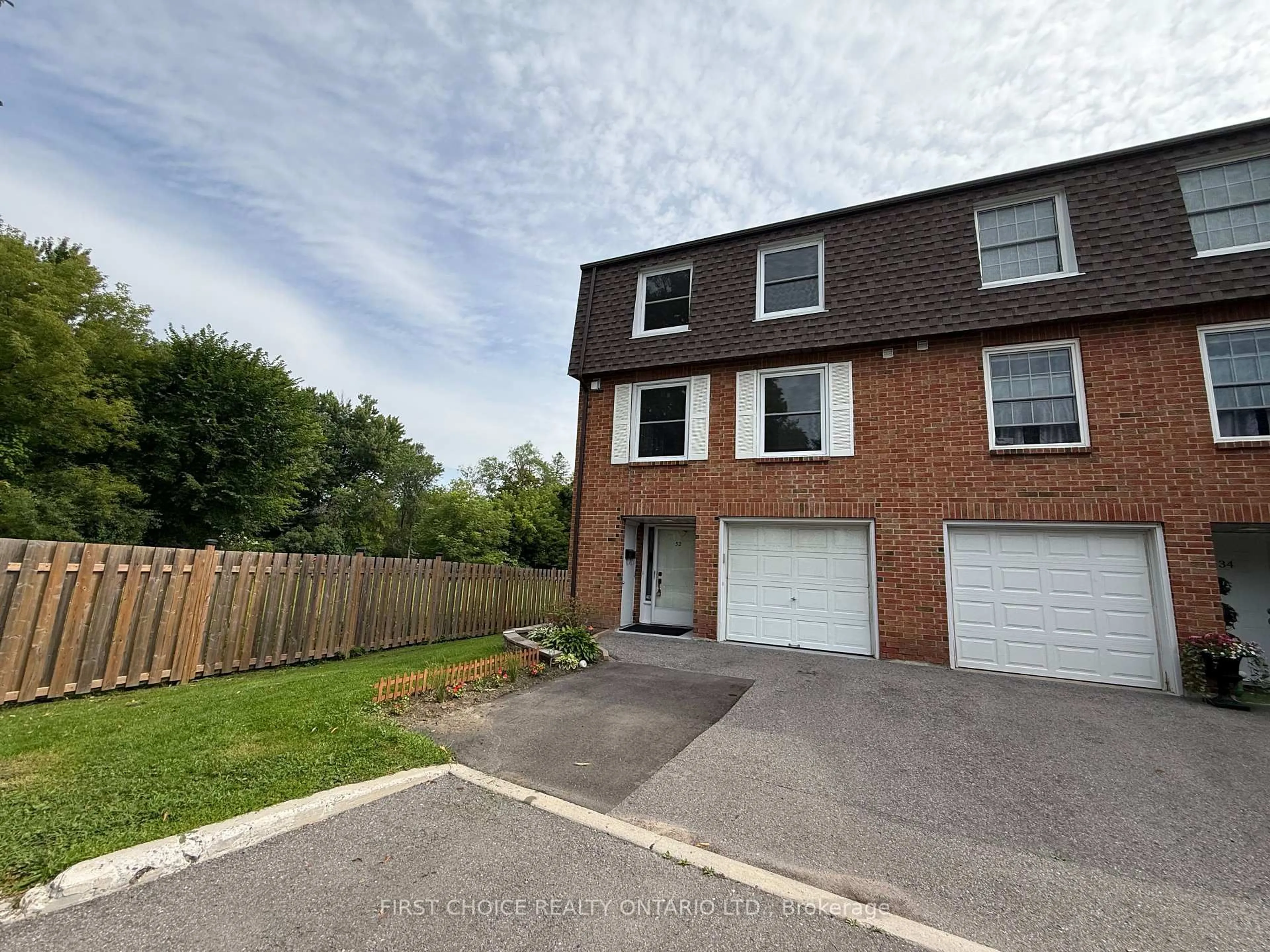 A pic from outside/outdoor area/front of a property/back of a property/a pic from drone, street for 32 Appleby Private, Ottawa Ontario K2C 3P4