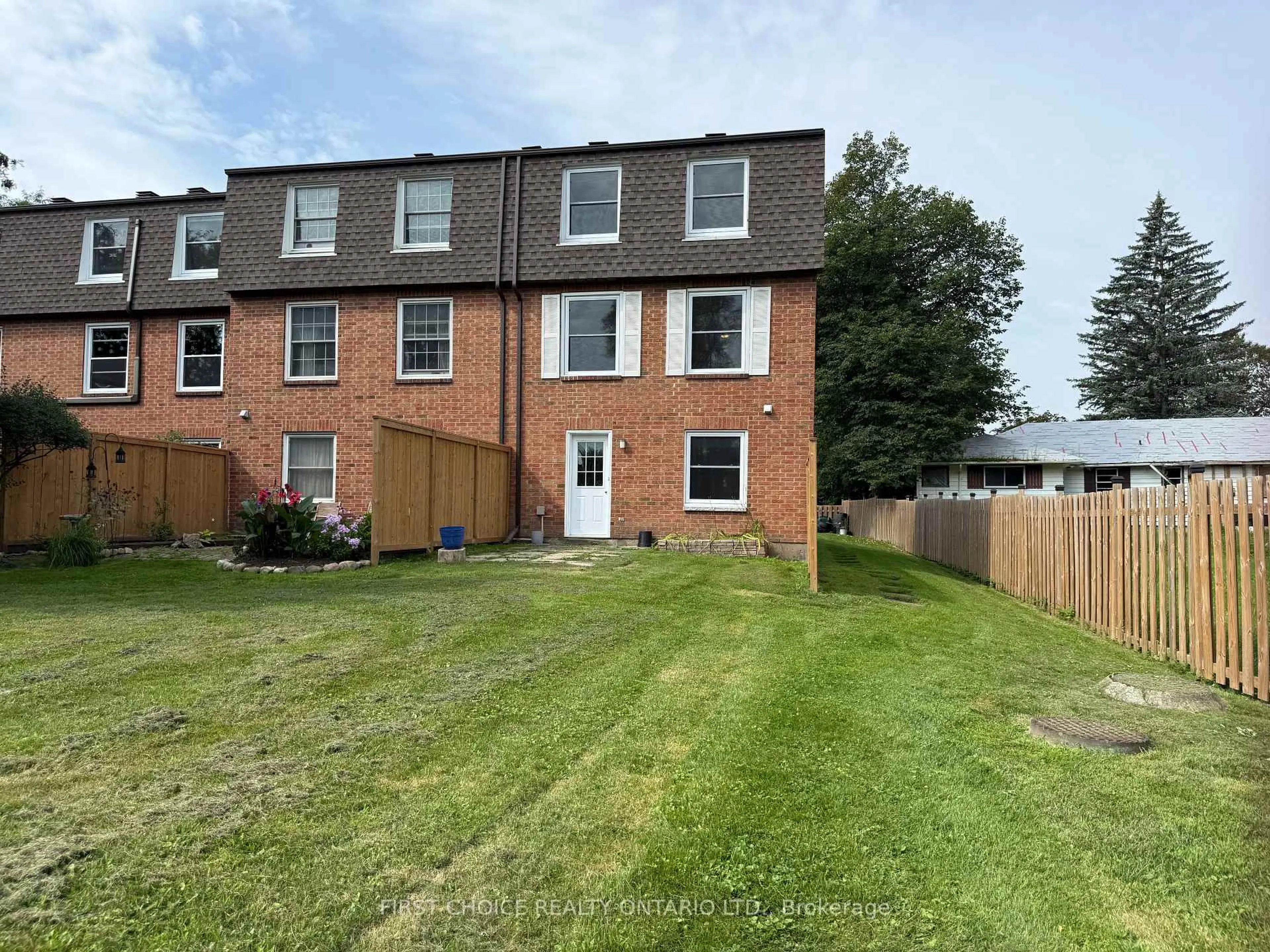 A pic from outside/outdoor area/front of a property/back of a property/a pic from drone, unknown for 32 Appleby Private, Ottawa Ontario K2C 3P4