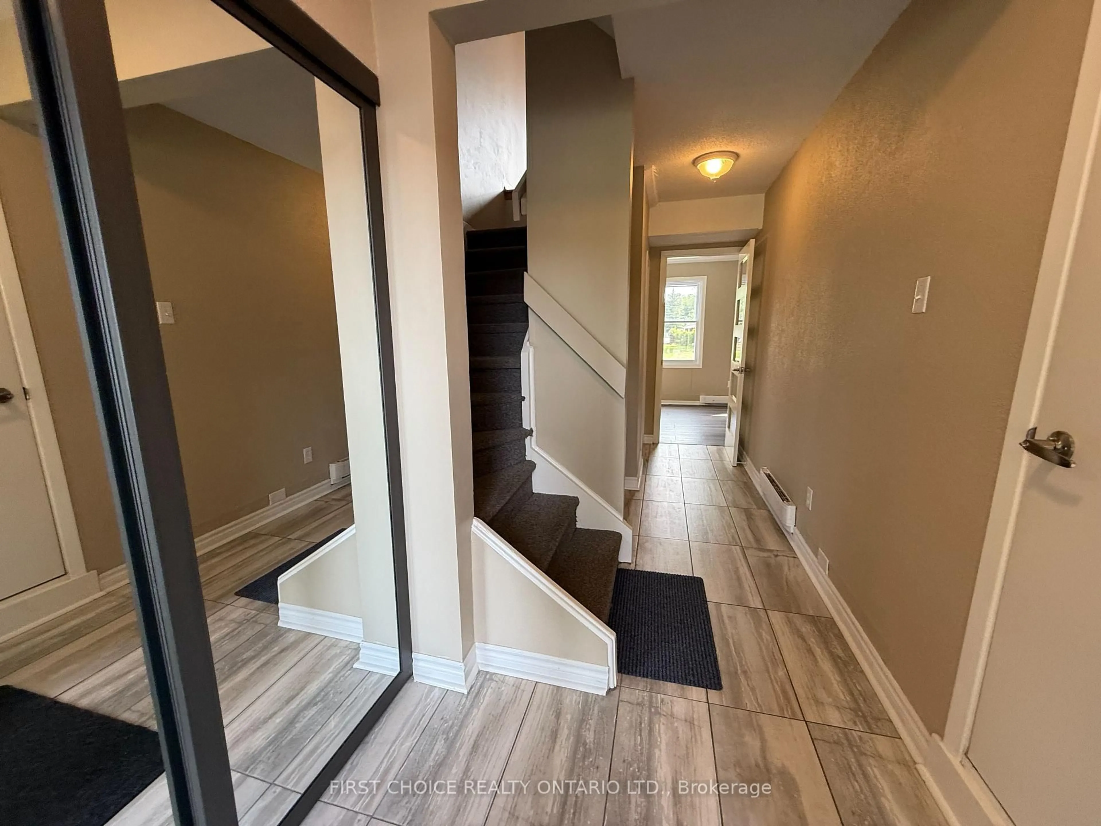 Indoor entryway for 32 Appleby Private, Ottawa Ontario K2C 3P4