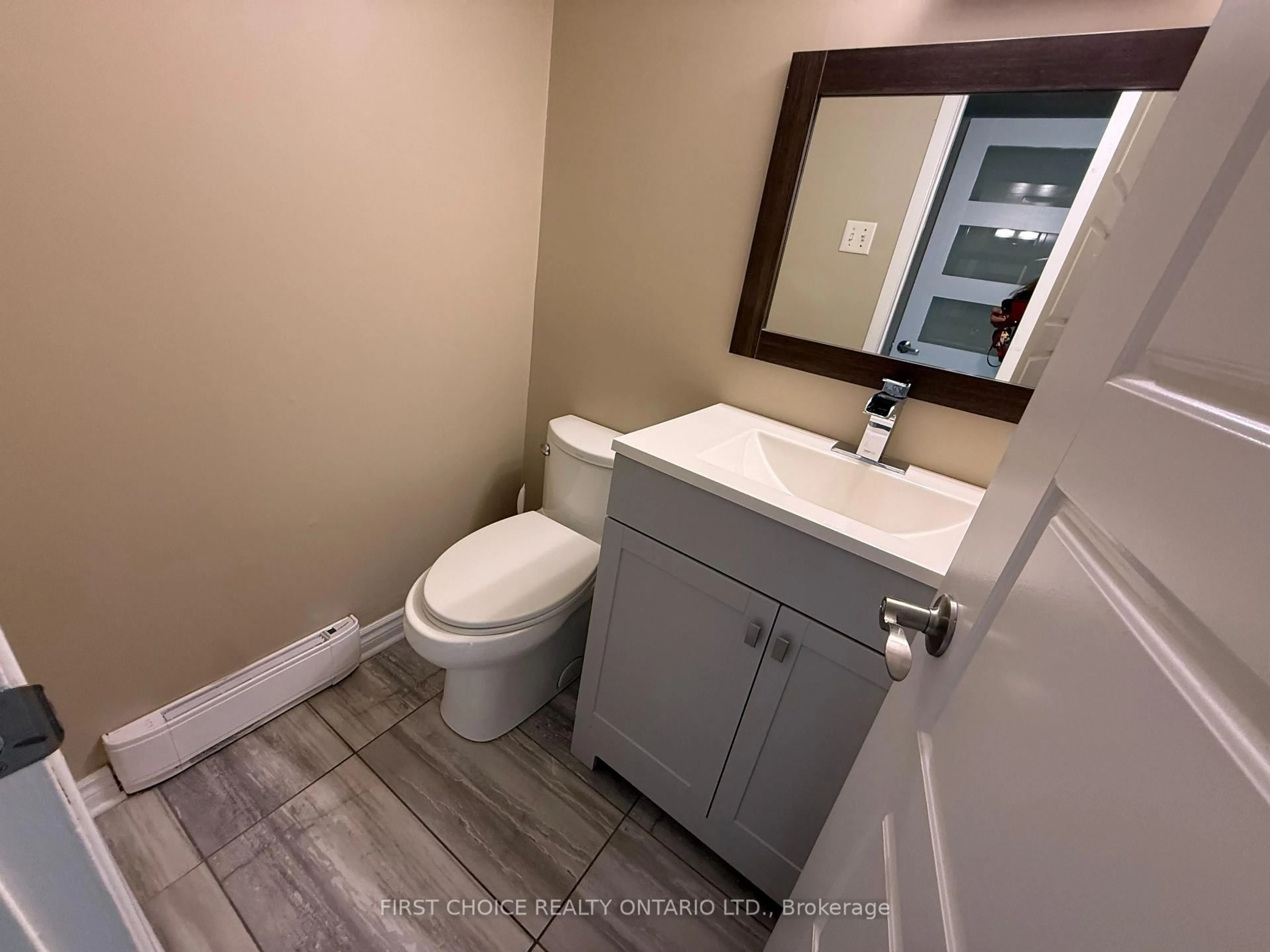 Standard bathroom, unknown for 32 Appleby Private, Ottawa Ontario K2C 3P4