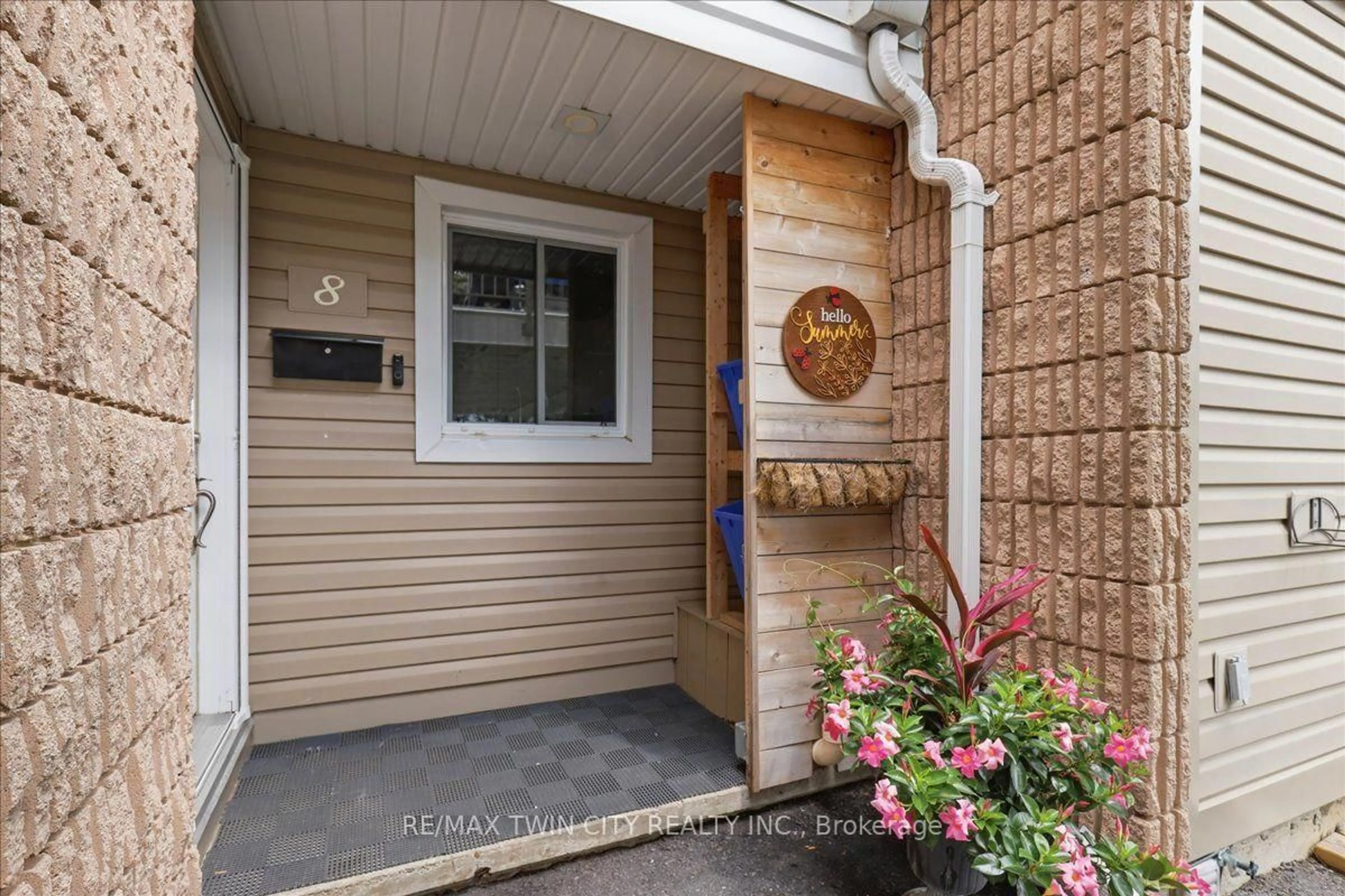 Indoor entryway for 65 GLAMIS Rd, Cambridge Ontario N1R 6W4
