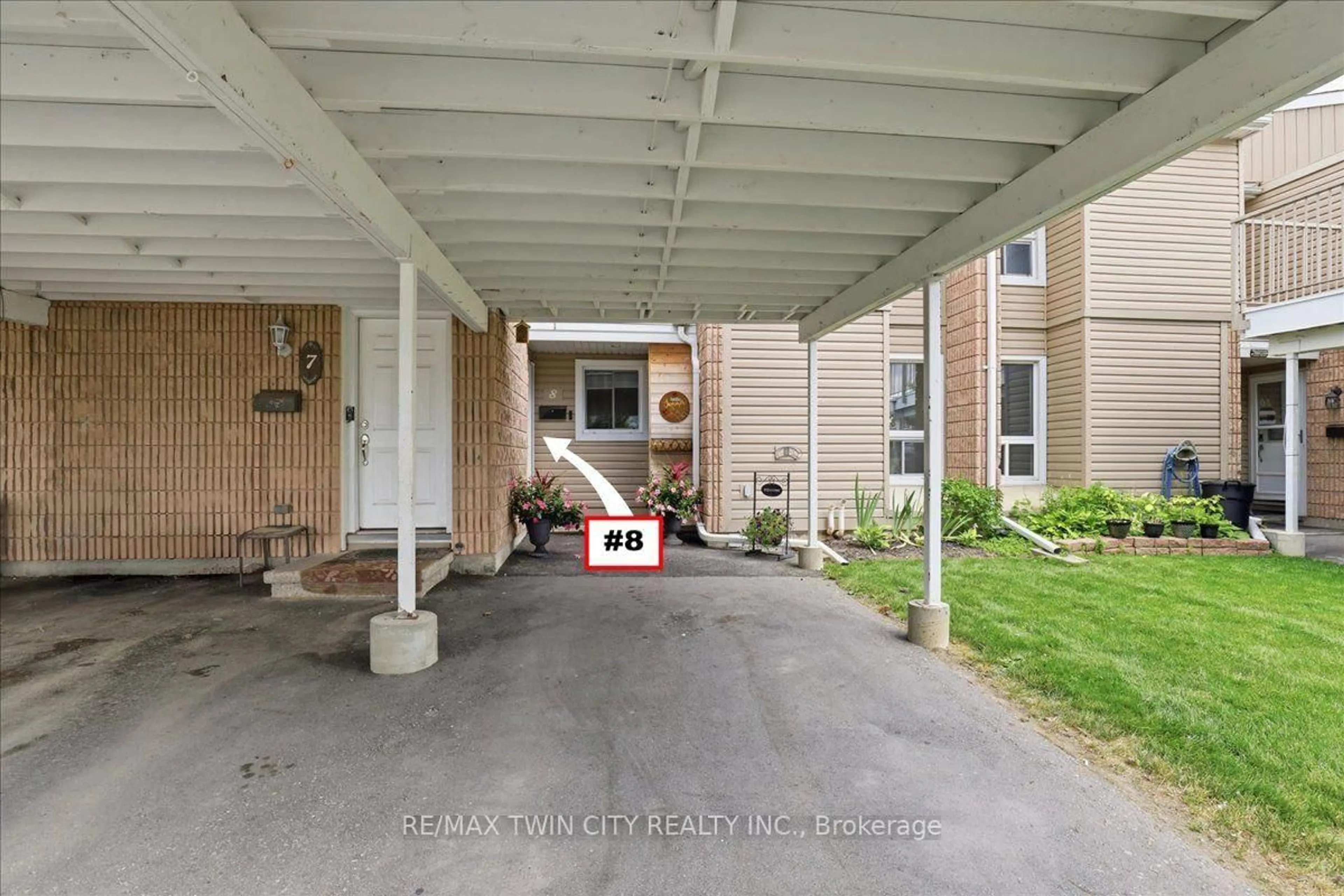 Indoor entryway for 65 GLAMIS Rd, Cambridge Ontario N1R 6W4