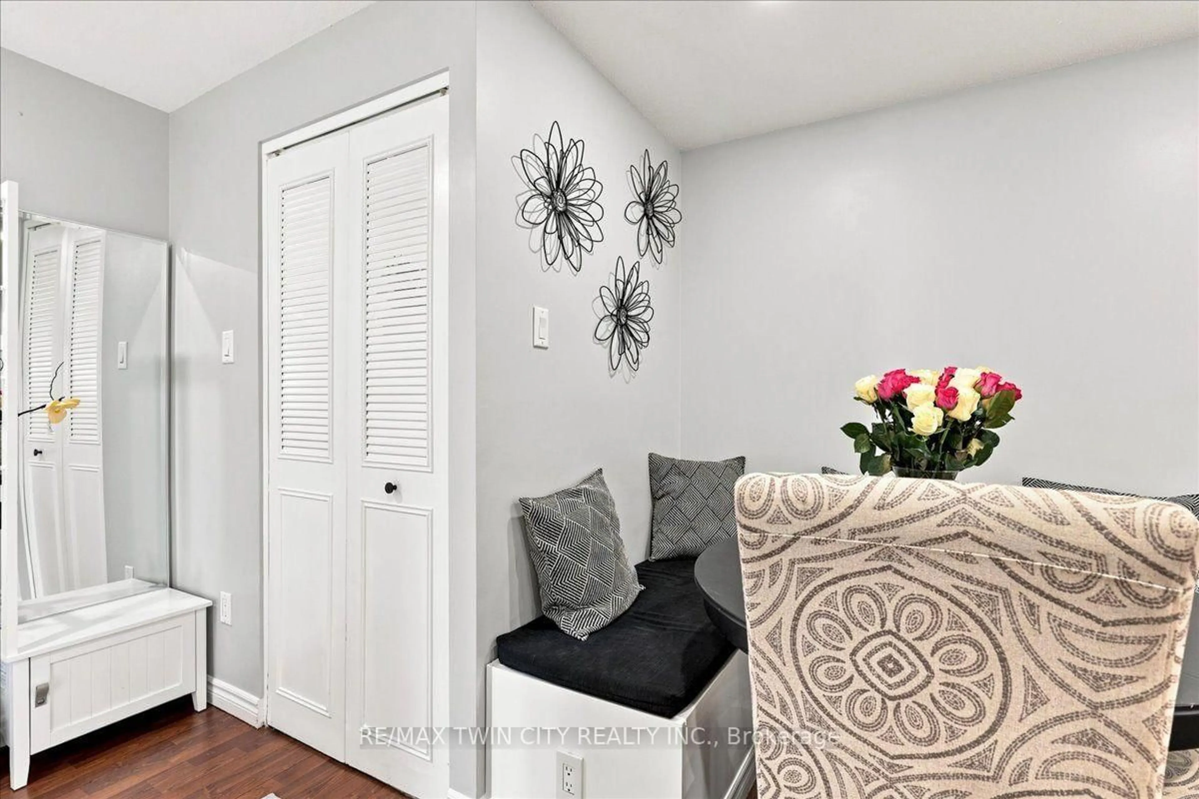 Indoor entryway for 65 GLAMIS Rd, Cambridge Ontario N1R 6W4