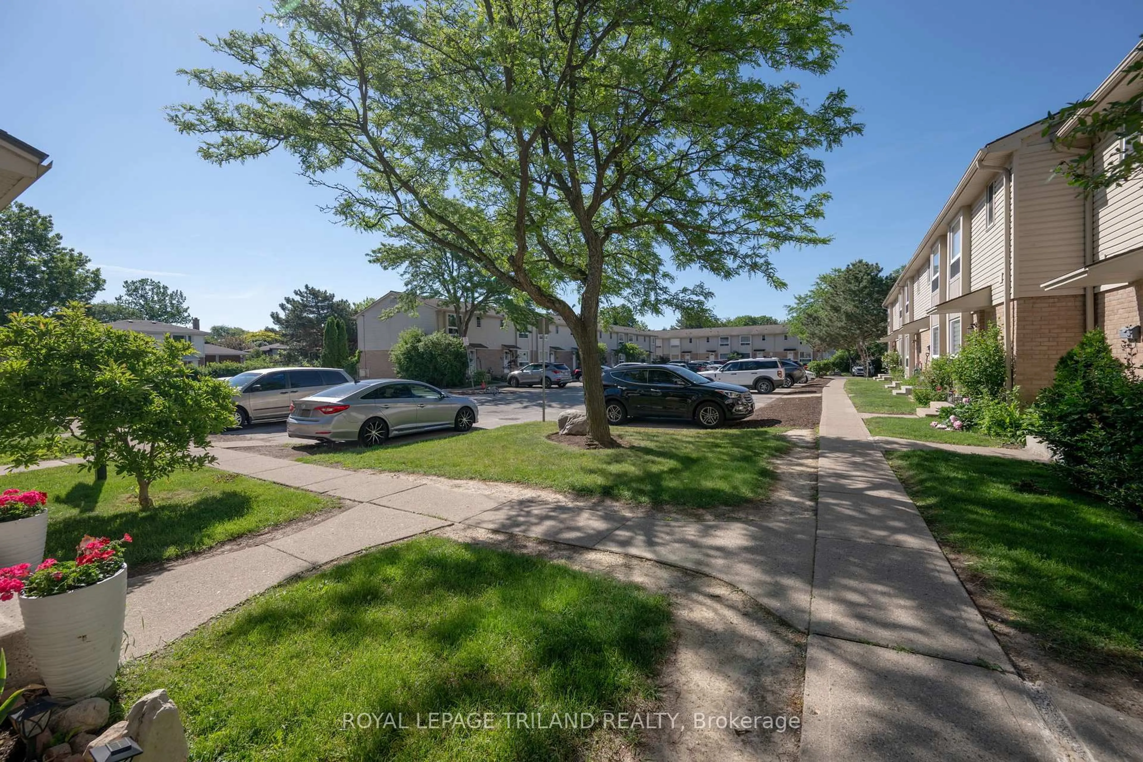 A pic from outside/outdoor area/front of a property/back of a property/a pic from drone, street for 626 Wharncliffe Rd #28, London South Ontario N6J 2N4