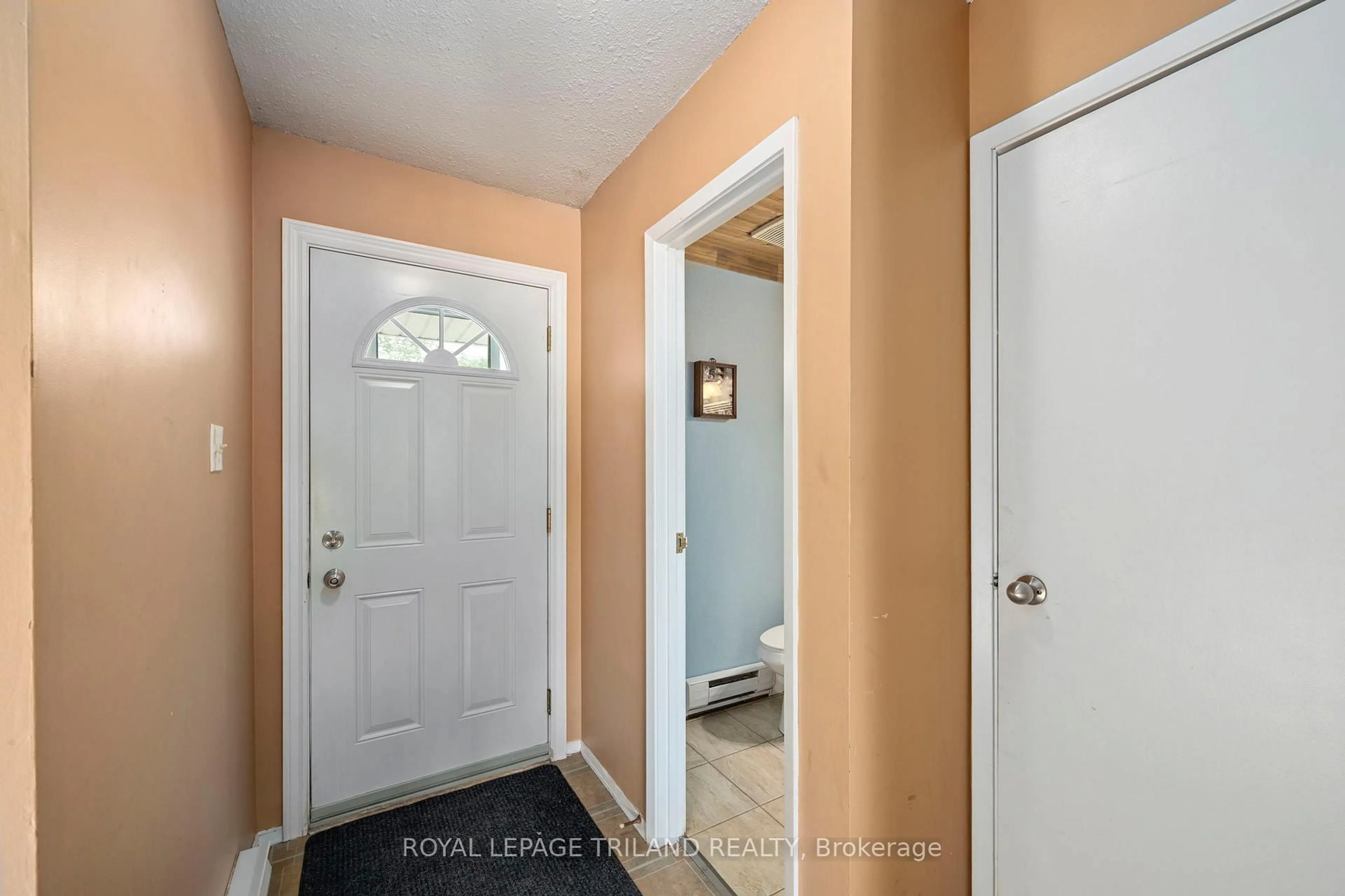 Indoor entryway for 626 Wharncliffe Rd #28, London South Ontario N6J 2N4