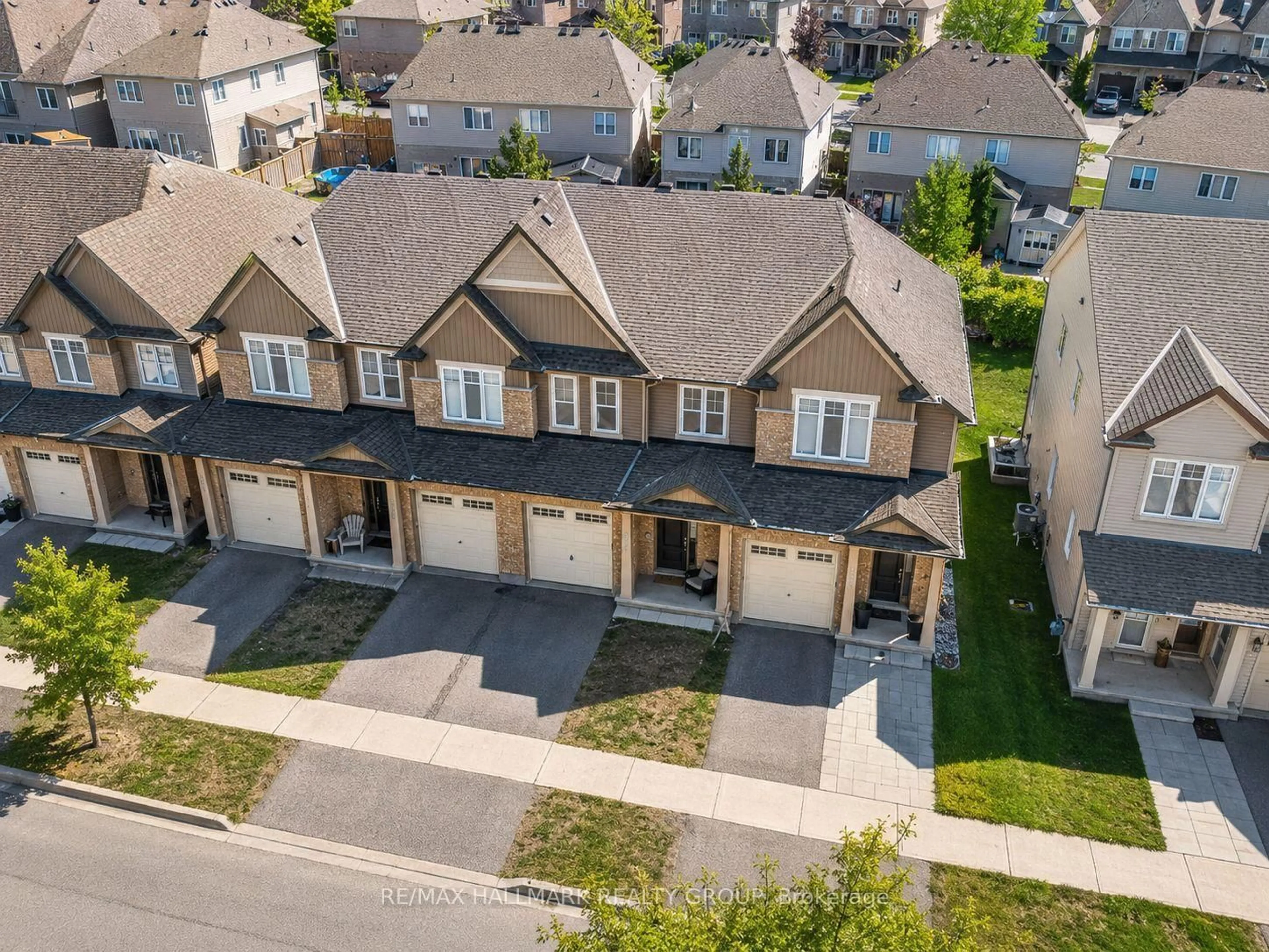 A pic from outside/outdoor area/front of a property/back of a property/a pic from drone, street for 834 CEDAR CREEK Dr, Ottawa Ontario K1T 0N6