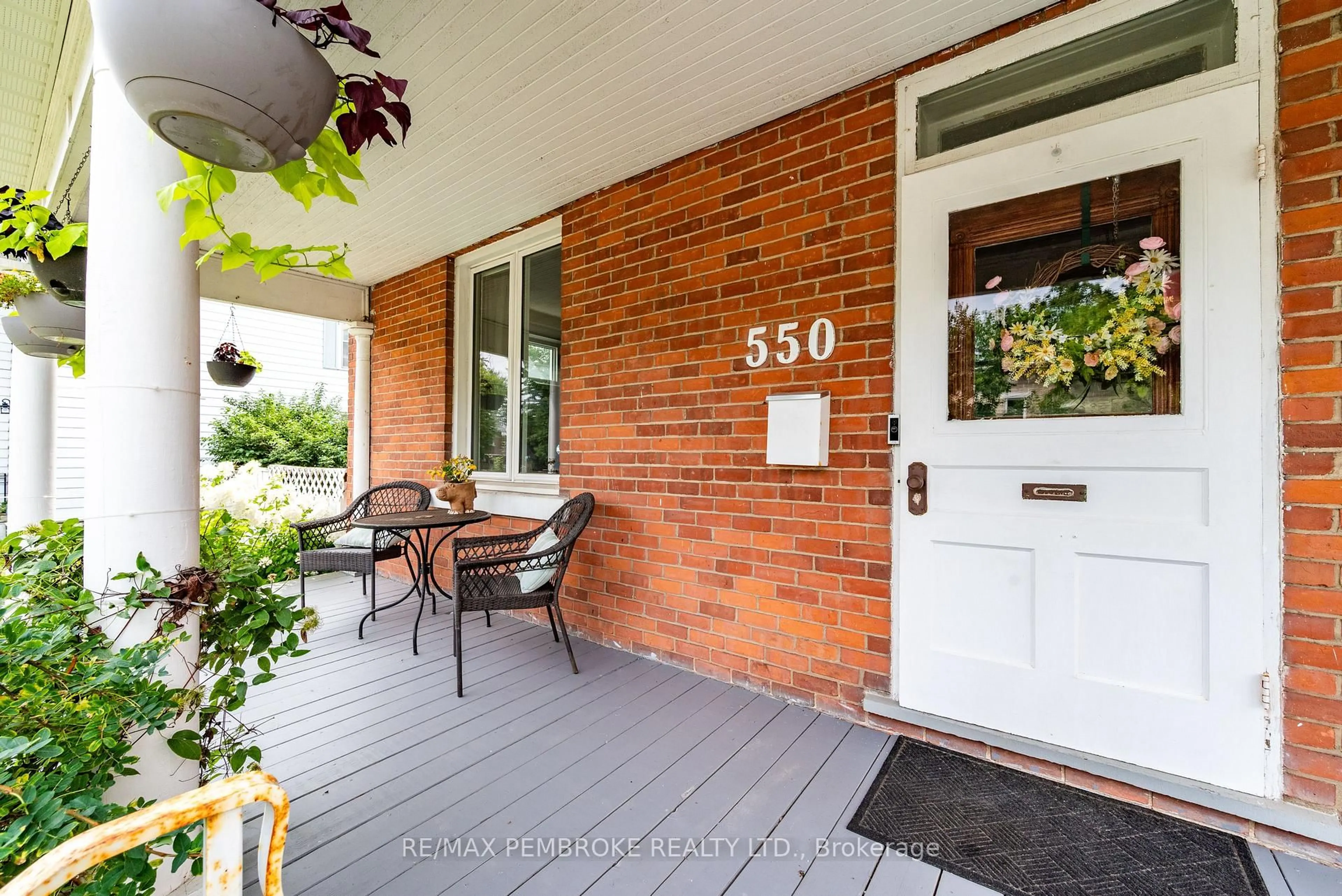 Patio, street for 550 Mary St, Pembroke Ontario K8A 5X3