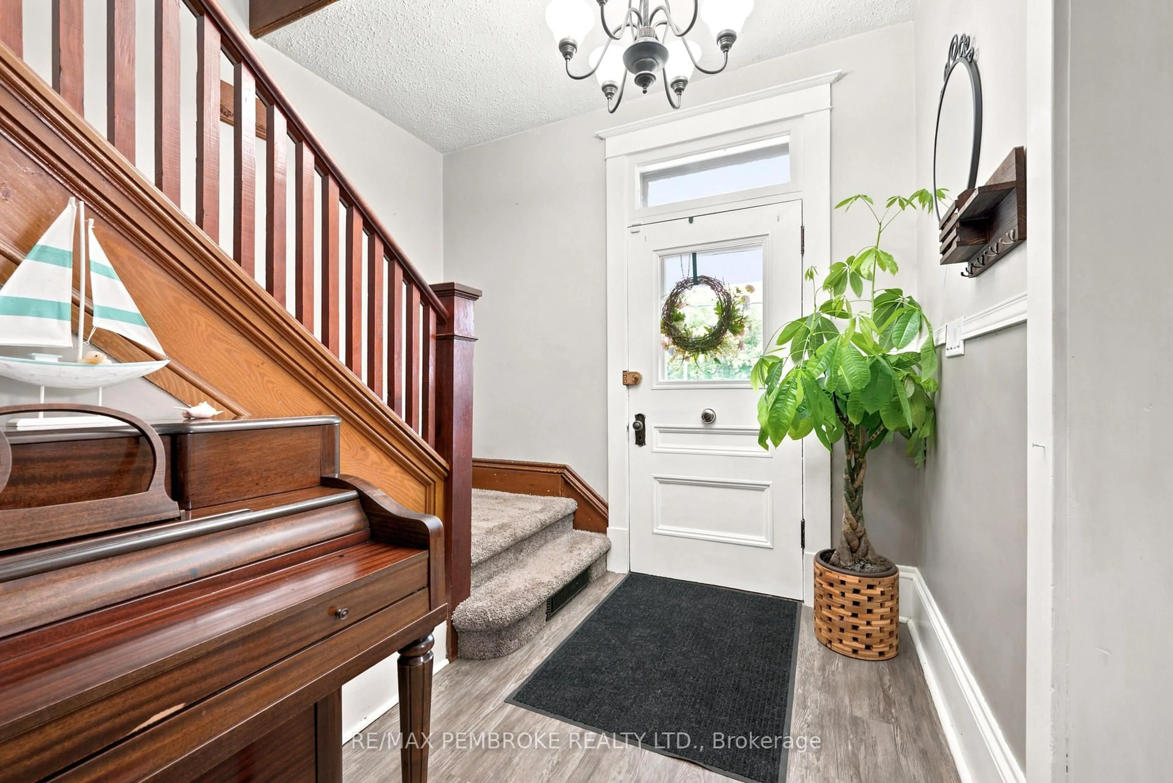 Indoor entryway for 550 Mary St, Pembroke Ontario K8A 5X3
