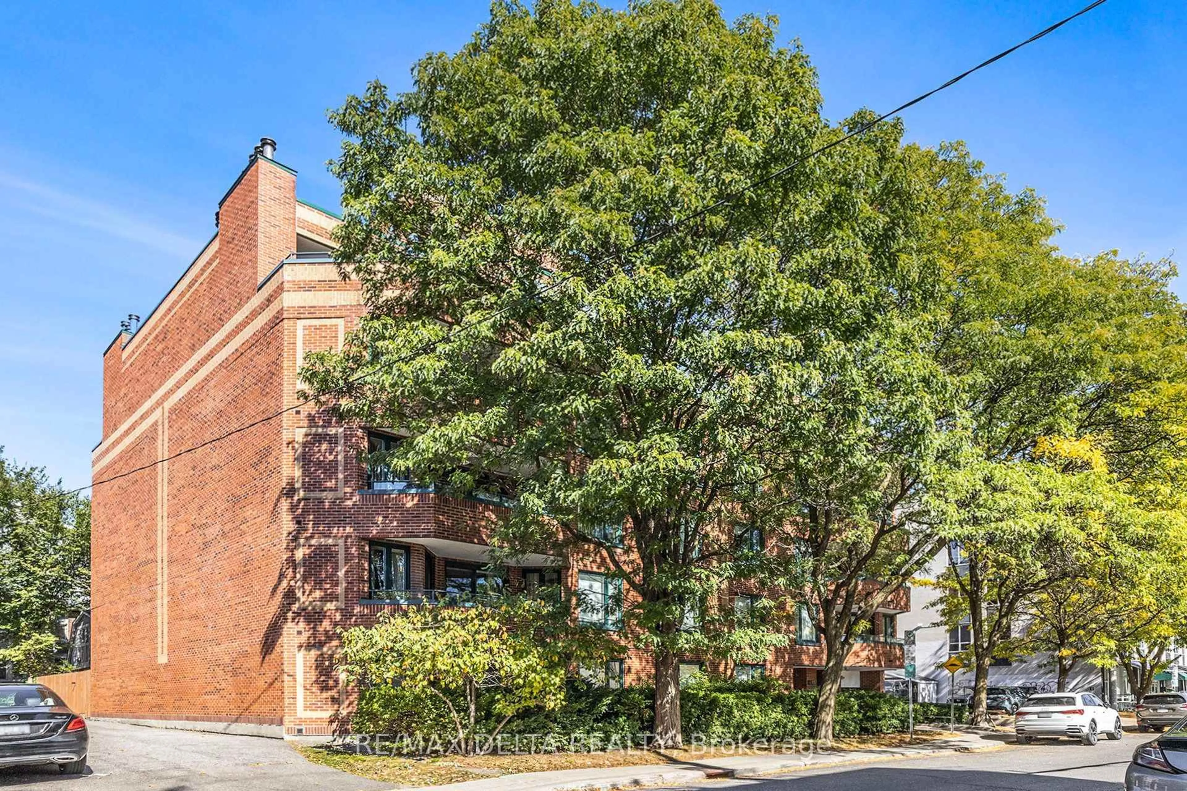 Home with brick exterior material, street for 295 Gilmour St #304, Ottawa Ontario K2P 0P7