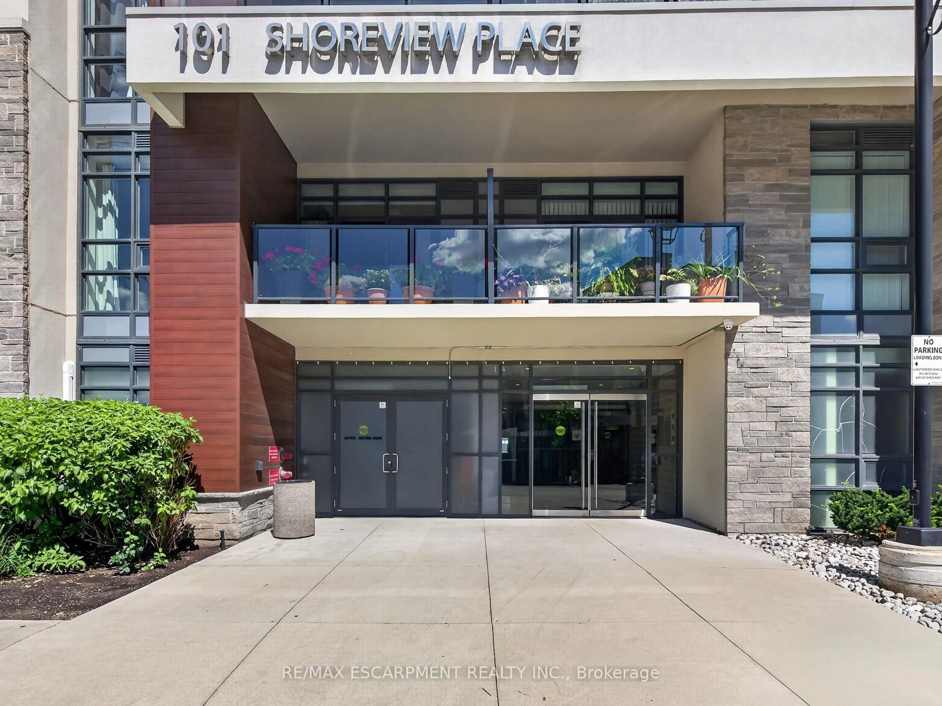 Indoor foyer for 101 Shoreview Pl #123, Hamilton Ontario L8E 0K2