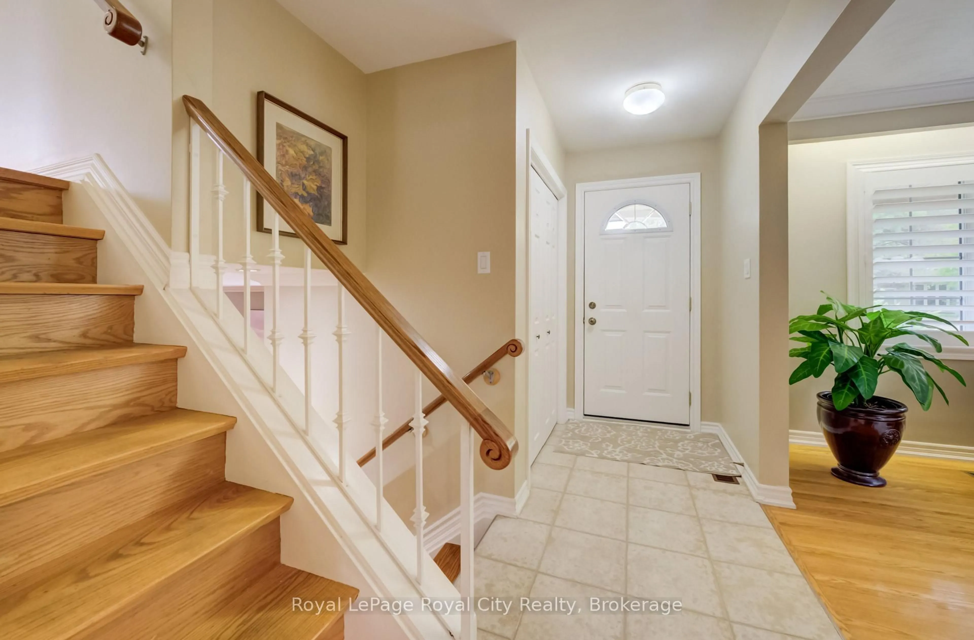 Indoor entryway for 24 Maplewood Dr, Guelph Ontario N1G 1L8