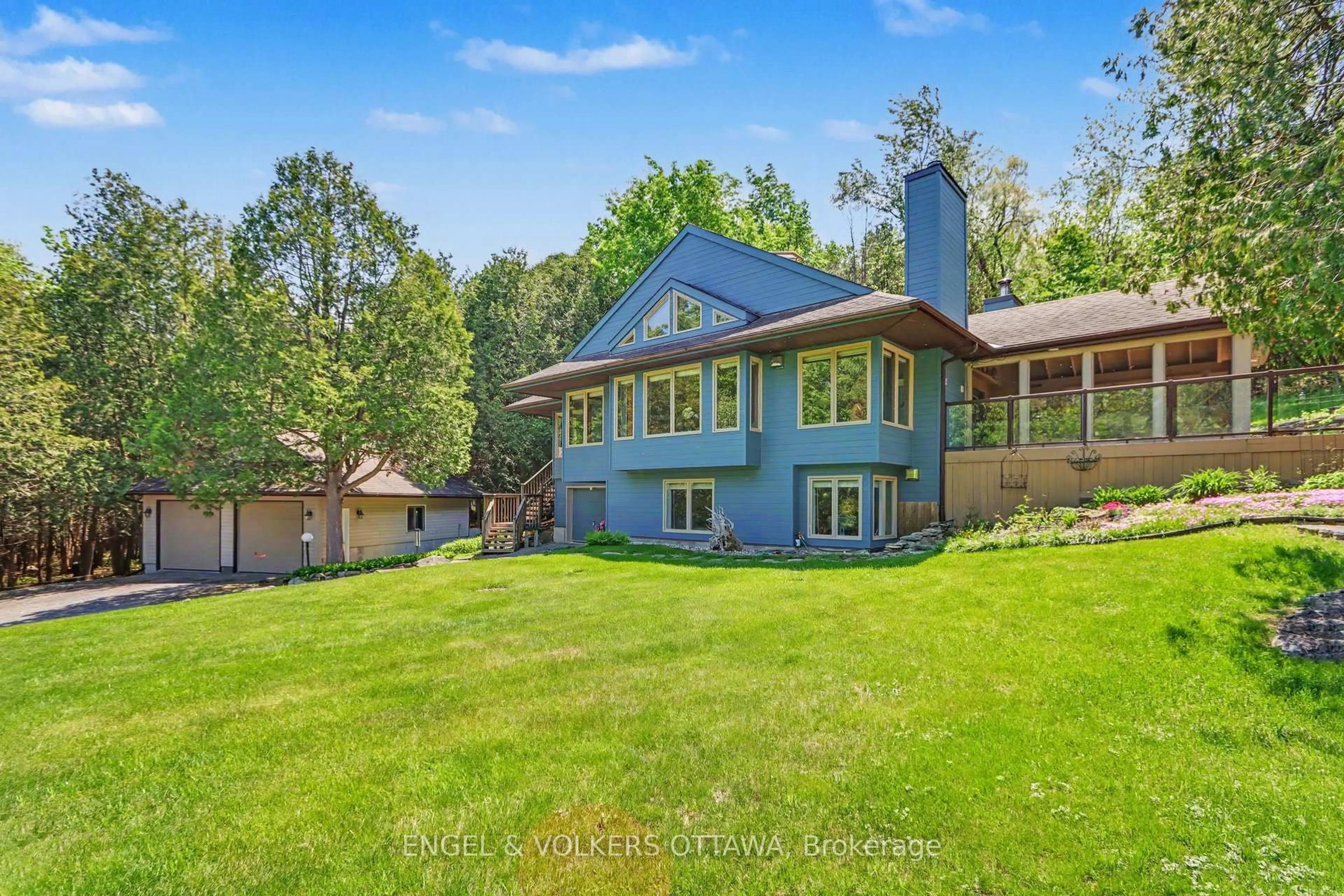 A pic from outside/outdoor area/front of a property/back of a property/a pic from drone, water/lake/river/ocean view for 4637 Northwoods Dr, Ottawa Ontario K0A 3M0
