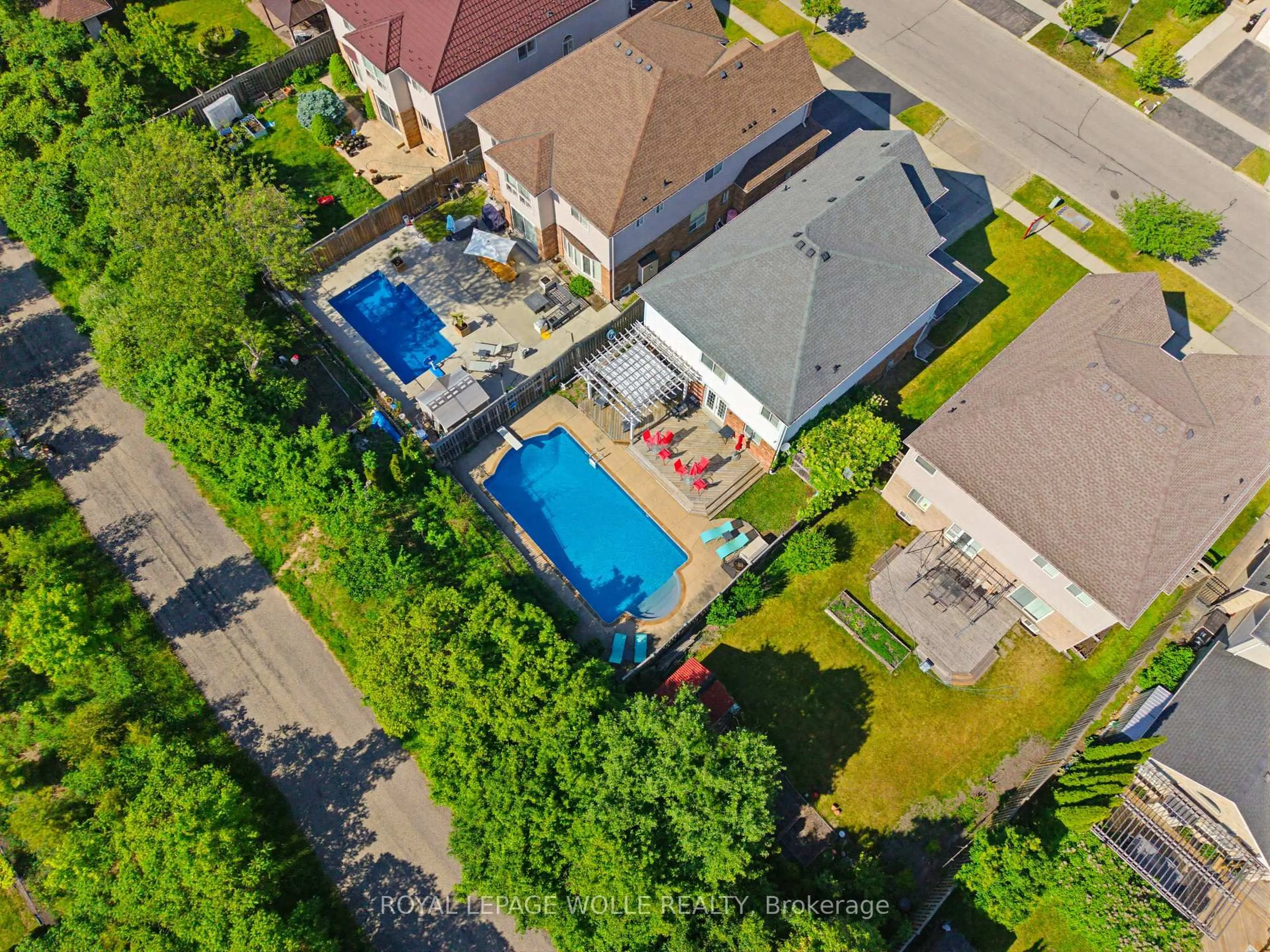 A pic from outside/outdoor area/front of a property/back of a property/a pic from drone, street for 359 Pine Valley Dr, Kitchener Ontario N2P 2V4