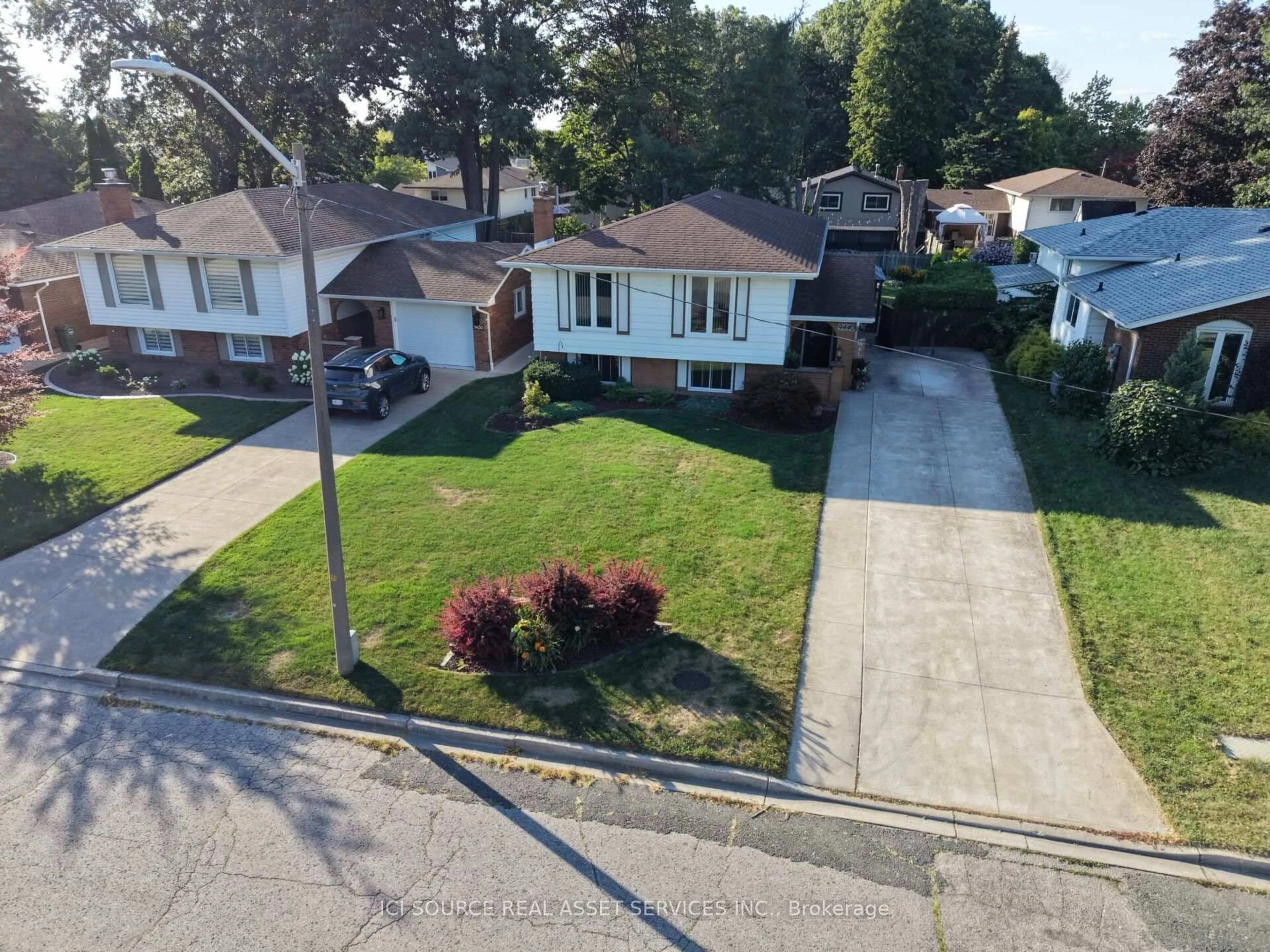 A pic from outside/outdoor area/front of a property/back of a property/a pic from drone, street for 9440 Chestnut Dr, Windsor Ontario N8R 1G8